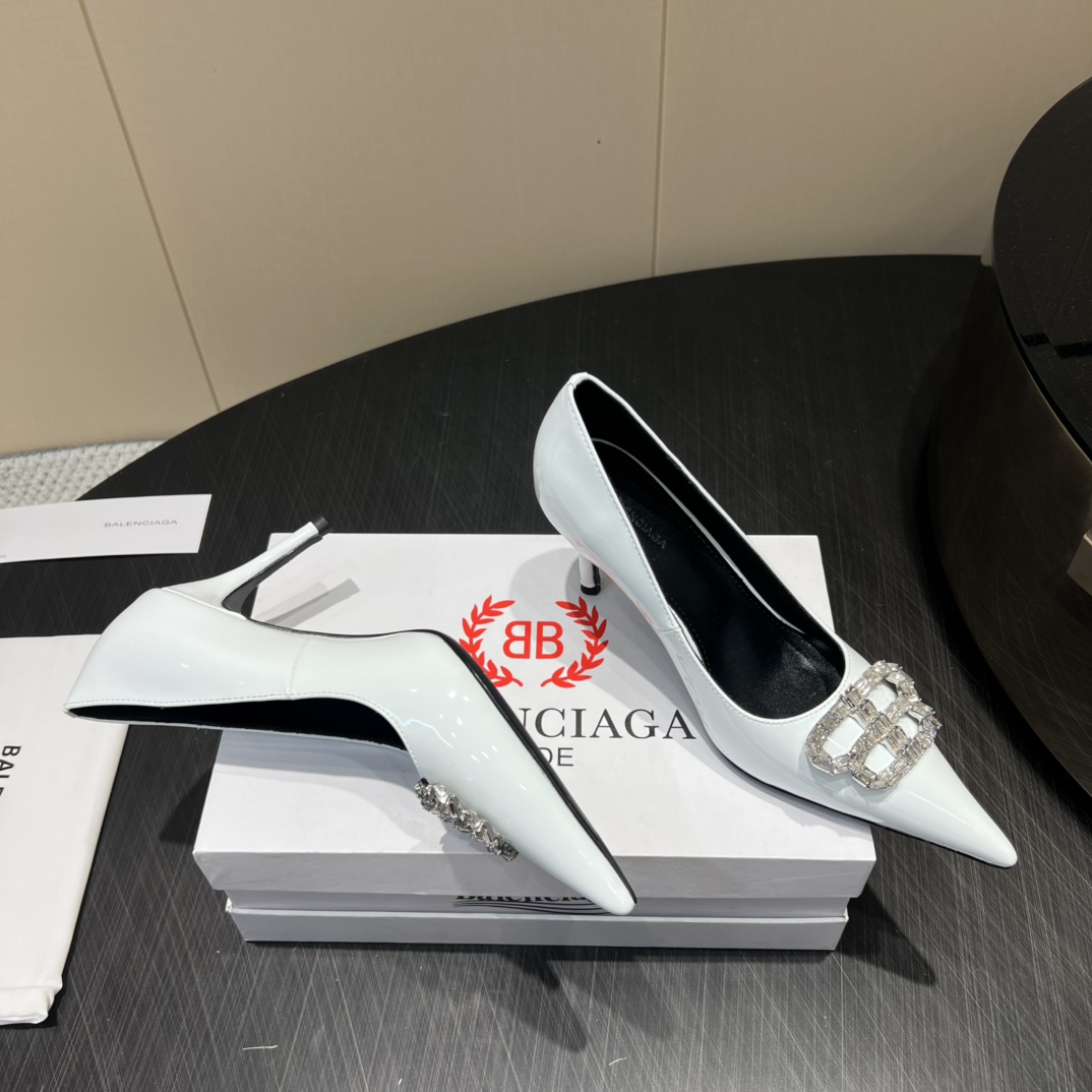 “Custom Italian Sheepskin Heels with B-Word Drill Detailing and 8cm Height – 2025 Collection” - 图片 6