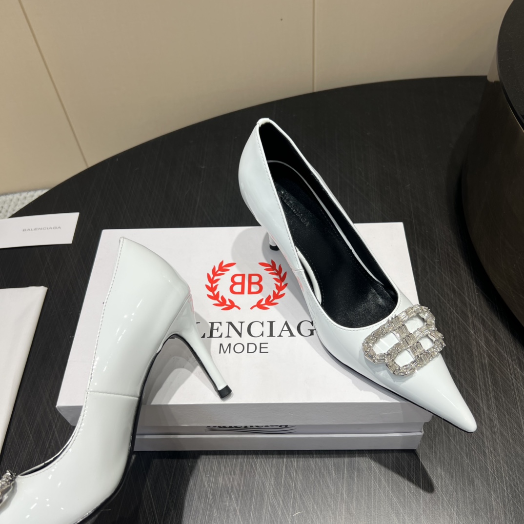 “Custom Italian Sheepskin Heels with B-Word Drill Detailing and 8cm Height – 2025 Collection” - 图片 7