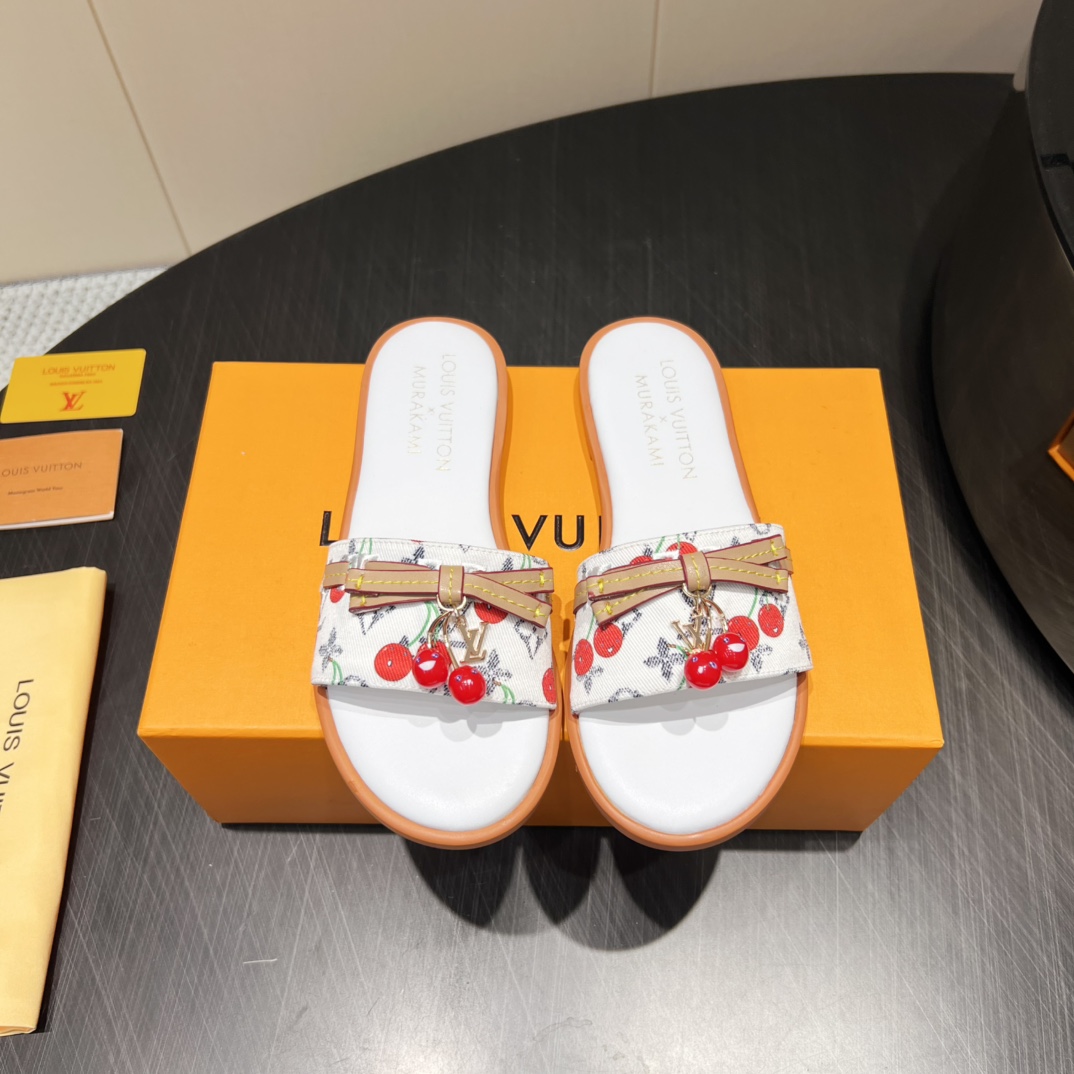 NO:461475,: 'Exclusive Top Version' LV Donkey Brand 2025vs Early Spring and Summer Paris Purchase Latest Popular Sandals Series... [Cloth-surface Cherry Buckle Flat-soled Sandals] Original buckle open mold with original logo Super dazzling beauty It looks high-end, elegant and upscale at first glance, making you feel terrible so the mainstay - MATERIAL Material - Fabric: Customized original denim cherry buckle Inner: Customized imported sheepskin Fighting: Customized imported sheepskin Outsole: Customized imported Italian leather outsole Heel height: 1.0cm Packaging: Original full package Size: 35-39 (40.41.42. Customized without return) Color: Simultaneous update of official website, slippers, louis vuitton, sandals, slippers, sheepskin, Leather soles19860909:《独家顶级版本》 LV驴牌2025vs早春夏巴黎代购最新爆款凉鞋系列……【布面樱桃扣平底凉拖】 原版扣开模 附带原版logo 超级炫美 一眼看上去就高端大气上档次,让你齁的柱所以主场 - MATERIAL 材质 - 面料:定制原版牛仔布樱桃扣 内里:定制进口羊皮 垫脚:定制进口羊皮 大底: 定制意大利进口真皮大底 跟高:1.0cm 包装:原版全套包装 码数:35-39（40.41.42.定制不退换） 颜色:官网同步更新,拖鞋,louis vuitton,sandals,slippers,sheepskin,Leather soles,Women's Shoes
