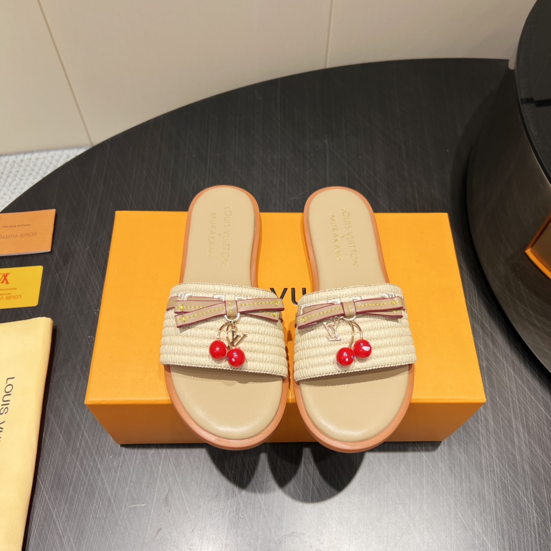 NO:461482,: 'Exclusive Top Version' LV Donkey Brand 2025vs Early Spring and Summer Paris Purchase Latest Popular Sandals Series... [Woven Cherry Buckle Flat-soled Sandals] Original buckle open mold with original logo Super dazzling beauty It looks high-end, elegant and upscale at first glance, making you feel terrible so the mainstay - MATERIAL Material - Fabric: Customized original woven cherry buckle Inner: Custom imported sheepskin Fighting: Custom imported sheepskin Outsole: Custom imported Italian leather outsole Heel height: 1.0cm Packaging: Original full package Size: 35-39 (40.41.42. Customized without return) Color: Simultaneous update of official website, slippers, louis vuitton, sandals, slippers, sheepskin, Leather soles19860909:《独家顶级版本》 LV驴牌2025vs早春夏巴黎代购最新爆款凉鞋系列……【编织樱桃扣平底凉拖】 原版扣开模 附带原版logo 超级炫美 一眼看上去就高端大气上档次,让你齁的柱所以主场 - MATERIAL 材质 - 面料:定制原版编织材料樱桃扣 内里:定制进口羊皮 垫脚:定制进口羊皮 大底: 定制意大利进口真皮大底 跟高:1.0cm 包装:原版全套包装 码数:35-39（40.41.42.定制不退换） 颜色:官网同步更新,拖鞋,louis vuitton,sandals,slippers,sheepskin,Leather soles,Women's Shoes
