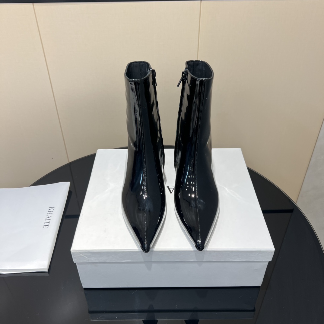 NO:461461,: 'Exclusive Top Version' Khaite niche trendy brand 25vs latest fashion hit series... [Pointed zippered boots] The original version is one to one to create comfort and wrapping. It is full of personality and easy to control various styles of clothes... Fabric: Original custom patent leather Inner: Original custom sheepskin Foot pad: Original custom sheepskin Outsole: Italian imported genuine leather outsole Heel height: 5cm Packaging: Original full packaging Number of sizes: 35-39 (40 codes customized without return and exchange) Color official website synchronized 4 colors, boots, boots, sheepskin, Leather soles19860909: 《独家顶级版本》 Khaite小众潮牌25vs最新时装爆款系列……【尖头拉链短靴】 原版一比一打造舒适度、包裹性都比较好.个性十足,很好驾驭各种风格衣服搭配…… 面料:原版定制漆皮 内里:原版定制羊皮 垫脚:原版定制羊皮 大底:意大利进口真皮大底 跟高:5cm 包装:原版全套包装 码数:35-39（40码定制不退换） 颜色官网同步4色出,靴子,boots,sheepskin,Leather soles,Women's Shoes