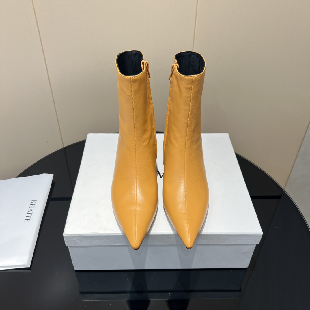 NO:461468,: 'Exclusive Top Version' Khaite niche trendy brand 25vs latest fashion hit series... [Pointed zipper boots] The original version is one to one to create comfort and wrapping. It is full of personality and easy to control various styles of clothes... Fabric: Original custom cowhide Inner: Original custom sheepskin Foot pad: Original custom sheepskin Outsole: Italian imported genuine leather outsole Heel height: 5cm Packaging: Original full packaging Number of sizes: 35-39 (40 codes customized without return and exchange) Color official website synchronized 4 colors, boots, boots, cowhide, sheepskin, Leather soles19860909: 《独家顶级版本》 Khaite小众潮牌25vs最新时装爆款系列……【尖头拉链短靴】 原版一比一打造舒适度、包裹性都比较好.个性十足,很好驾驭各种风格衣服搭配…… 面料:原版定制牛皮 内里:原版定制羊皮 垫脚:原版定制羊皮 大底:意大利进口真皮大底 跟高:5cm 包装:原版全套包装 码数:35-39（40码定制不退换） 颜色官网同步4色出,靴子,boots,cowhide,sheepskin,Leather soles,Women's Shoes