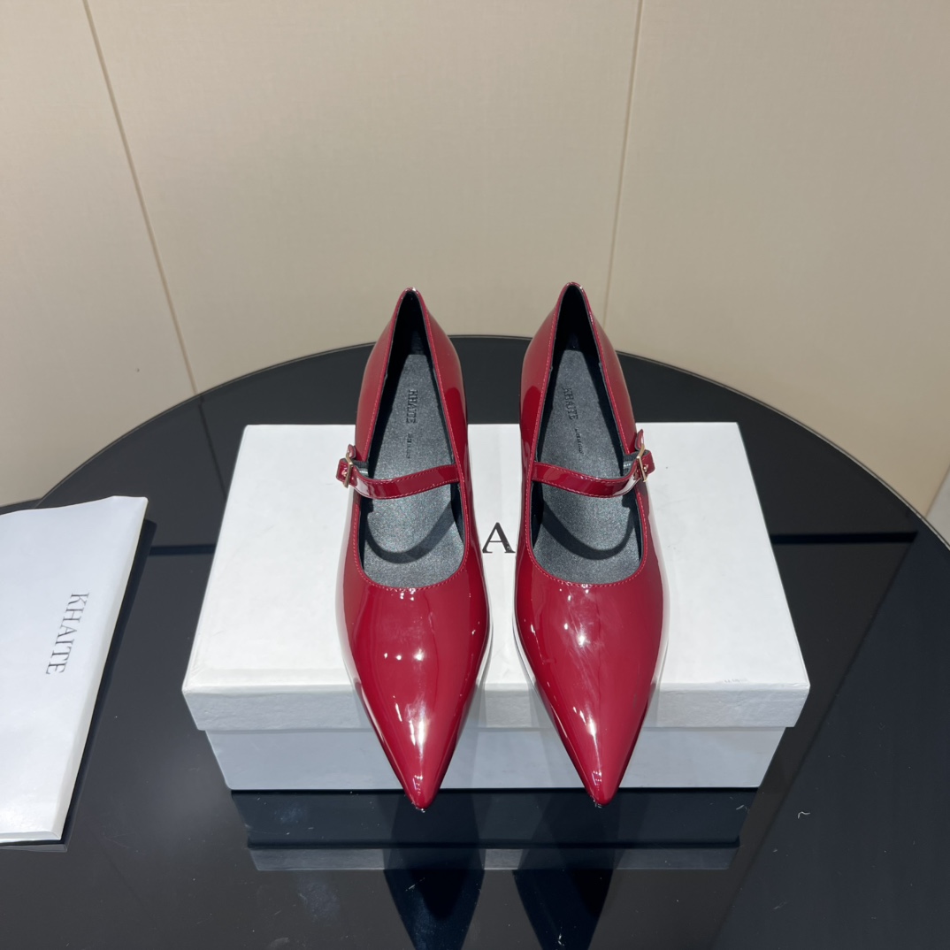 NO:461488,: 'Exclusive Top Version' Khaite niche trendy brand 25vs latest fashion hit series... [Pointed toe horizontal straps] The original version is one to one to create comfort and wrapping. It is full of personality and easy to control the matching of various styles of clothes... Fabric: Original custom patent leather Inner: Original custom sheepskin Fleece: Original custom sheepskin Outsole: Italian imported genuine leather outsole Heel height: 5cm Packaging: Original full packaging Size: 35-39 (40 sizes customized without return) Color official website synchronized 5 colors, single shoes, sheepskin, Leather soles19860909: 《独家顶级版本》 Khaite小众潮牌25vs最新时装爆款系列……【尖头横带单鞋】 原版一比一打造舒适度、包裹性都比较好.个性十足,很好驾驭各种风格衣服搭配…… 面料:原版定制漆皮 内里:原版定制羊皮 垫脚:原版定制羊皮 大底:意大利进口真皮大底 跟高:5cm 包装:原版全套包装 码数:35-39（40码定制不退换） 颜色官网同步5色出,单鞋,sheepskin,Leather soles,Women's Shoes