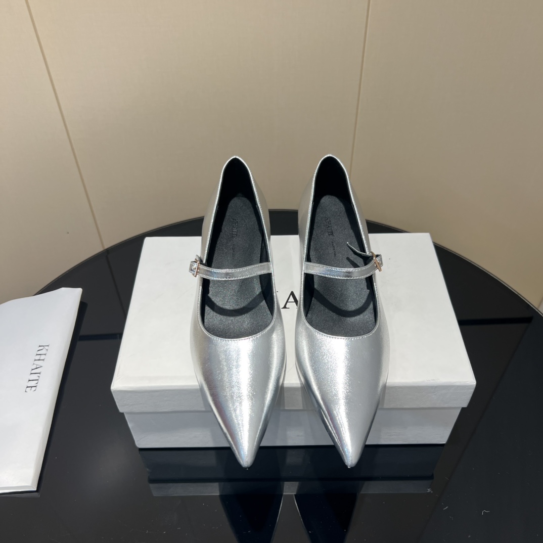 NO:461495,: 'Exclusive Top Version' Khaite niche trendy brand 25vs latest fashion hit series... [Pointed toe horizontal straps] The original version is one to one to create comfort and wrapping. It is full of personality and easy to control the matching of various styles of clothes... Fabric: Original custom cowhide Inner: Original custom sheepskin Fleece: Original custom sheepskin Outsole: Italian imported genuine leather outsole Heel height: 5cm Packaging: Original full packaging Size: 35-39 (40 sizes customized without return and exchange) Color official website synchronizes 5 colors, single shoes, cowhide, sheepskin, Leather soles19860909: 《独家顶级版本》 Khaite小众潮牌25vs最新时装爆款系列……【尖头横带单鞋】 原版一比一打造舒适度、包裹性都比较好.个性十足,很好驾驭各种风格衣服搭配…… 面料:原版定制牛皮 内里:原版定制羊皮 垫脚:原版定制羊皮 大底:意大利进口真皮大底 跟高:5cm 包装:原版全套包装 码数:35-39（40码定制不退换） 颜色官网同步5色出,单鞋,cowhide,sheepskin,Leather soles,Women's Shoes