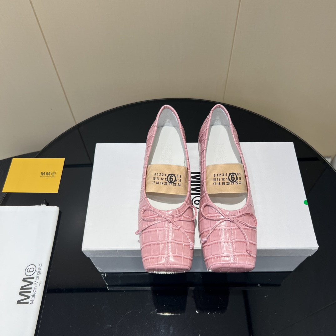 NO:461446,: 'Top Top Version' Maison Margiela 25vs New early spring single shoe series... [Elastic bow single shoe] The original version creates comfort and wrapping quality one to one. It is full of personality and easy to control various styles of clothes matching... Fabric imported custom crocodile pattern cowhide imported custom water dyed cowhide foot pads imported custom water dyed cowhide outsole Italian A-grade thickened leather outsole original packaging Size 35-39 (40 sizes customized without return and exchange) Color official website synchronous update, single shoes, masion margiela, cowhide, Leather soles19860909:《顶级顶级版本》 Maison Margiela马吉拉25vs 早春新款单鞋系列…【松紧蝴蝶结单鞋】 原版一比一打造舒适度、包裹性都比较好.个性十足,很好驾驭各种风格衣服搭配…… 面料进口定制鳄鱼纹牛皮 内里进口定制水染牛皮 垫脚进口定制水染牛皮 大底意大利A级加厚真皮大底 包装原版全套包装 码数35-39（40码定制不退换） 颜色官网同步更新,单鞋,masion margiela,cowhide,Leather soles,Women's Shoes