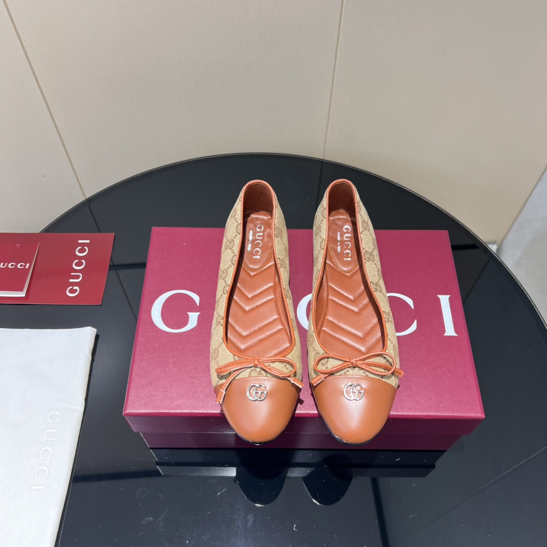NO:461453,: 'Exclusive Top Version' G*ucci Gu*chi 2025vs Early Autumn Latest Shoe Series... [Round Head Bow Flat Sole Single Shoes] Original Single Quality Original European Style, the foot is perfectly worn with this shoe, elegant and elegant, crystal clear, no matter the material of various accessories, it is unique to home, and must be made from the original version at zero distance. The entire series is full of exciting and unexpected elements, the quality of different materials, the texture of the skin and the material expression of the skin, and has a strong artistic atmosphere... Upper: Custom imported sheepskin/double G jacquard fabric Inner: Custom imported sheepskin Footpad: Custom imported sheepskin Outsole: Imported Italian original color genuine leather outsole Heel height: Flat Sole Packaging: Original full package Size: 35-39 (40.41.42 Customized without return)  Color: Official website synchronous update, single shoes, sheepskin, Leather soles19860909:《独家顶级版本》 G*ucci古*驰2025vs早秋最新爆款单鞋系列……【圆头蝴蝶结平底单鞋】 原单品质 原汁原味的欧式风格,上脚非常完美穿搭上配此鞋,优雅大方,晶莹剔透,无论种各配件材质,都是家独一比一定制,必到做原版零距离,整系个列都充了满令兴人奋意和外的元结素合,不同材的质,肌的理面的料表现,具有极的浓艺术气息…… 鞋面:定制进口羊皮/双G提花布料 内里:定制进口羊皮 垫脚:定制进口羊皮 大底:进口意大利原色真皮大底 跟高:平底 包装:原版全套包装 码数:35-39(40.41.42定制不退换) 颜色:官网同步更新,单鞋,sheepskin,Leather soles,Women's Shoes
