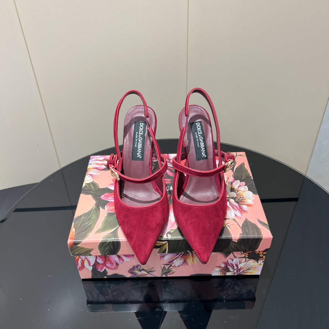 NO:510561,'Exclusive Top Version' DOLCE & GABBANA 25vs Early Autumn Shoe Series... [Pointed toe horizontal high heels single shoes] Original 1:1 customization, the most fashionable and popular retro British style this year, simple and atmospheric, all look good, very comfortable, fashionable and versatile... Original custom cashmere upper, original imported sheepskin inner lining original imported sheepskin footbed original imported sheepskin outsole original imported genuine leather sole heel height 10cm size 35-39 (40.41.42 customization without return) Packaging original full set of packaging color official website updates simultaneously, high heels sandals, Dolce & Gabbana, Dolce & Gabbana, sandals, high heels, sheepskin19860909《独家顶级版本》 DOLCE & GABBANA 杜嘉班纳 25vs早秋爆款单鞋系列…【尖头横带高跟单鞋】 原版1:1定制,今年最潮最流行复古英伦风,简约大气,款款都好看,非常舒适,时尚百搭…… 鞋面原版定制羊绒 内里原版进口羊皮 垫脚原版进口羊皮 大底原版进口真皮底 跟高10cm 码数35-39（40.41.42定制不退换） 包装原版全套包装 颜色官网同步更新,高跟鞋凉鞋,Dolce&Gabbana,Dolce&Gabbana,sandals,high heels,sheepskin,Women's Shoes