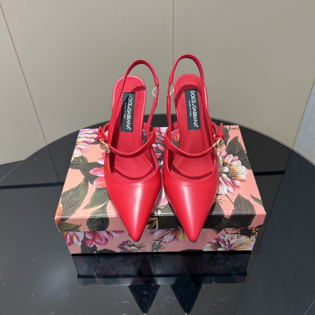 NO:510563,'Exclusive Top Version' DOLCE & GABBANA 25vs Early Autumn Shoe Series... [Pointed toe horizontal high heels single shoes] Original 1:1 customization, the most fashionable and popular retro British style this year, simple and atmospheric, all look good, very comfortable, fashionable and versatile... Original custom calfskin with upper inner lining original imported sheepskin footbed original imported sheepskin outsole original imported genuine leather sole heel height 10cm size 35-39 (40.41.42 customization without return) Packaging original full set of packaging color official website updates simultaneously, high heels sandals, Dolce & Gabbana, Dolce & Gabbana, sandals, high heels, cowhide, sheepskin19860909《独家顶级版本》 DOLCE & GABBANA 杜嘉班纳 25vs早秋爆款单鞋系列…【尖头横带高跟单鞋】 原版1:1定制,今年最潮最流行复古英伦风,简约大气,款款都好看,非常舒适,时尚百搭…… 鞋面原版定制小牛皮 内里原版进口羊皮 垫脚原版进口羊皮 大底原版进口真皮底 跟高10cm 码数35-39（40.41.42定制不退换） 包装原版全套包装 颜色官网同步更新,高跟鞋凉鞋,Dolce&Gabbana,Dolce&Gabbana,sandals,high heels,cowhide,sheepskin,Women's Shoes