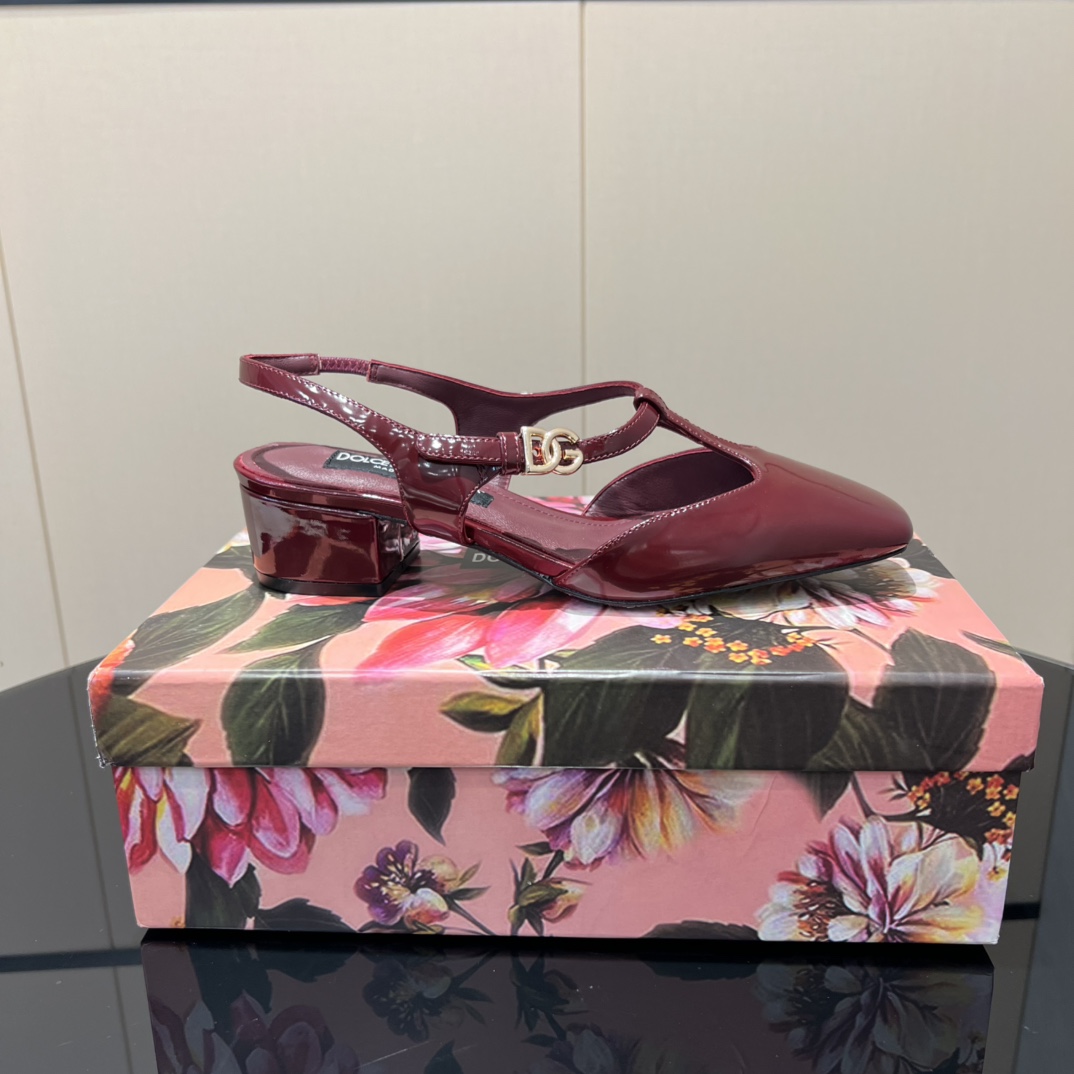 Dolce & Gabbana Slingback Pumps in Bessenkleurig Lakleer met Blokhak