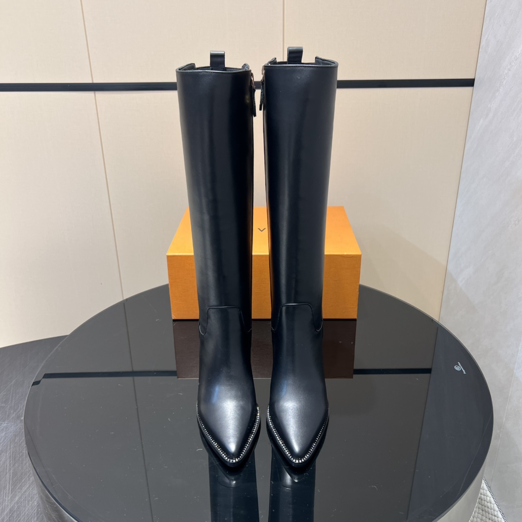 NO:512578,: 'Exclusive Top Version' LV Donkey 2025vs Early Autumn New Fashion Boot Series... [Pointed-toe zipper high heel boots] Silhouette ankle boots are reinterpreted with super soft calfskin this season... The strips tied to the neckline give it a feminine touch, and the iconic Monogram floral heel is the feature of the series... - Also covered in the brand's iconic - - MATERIAL Material - Fabric: Custom imported cowhide Inner: Custom imported sheepskin Footpad: Custom imported sheepskin Outsole: Original custom anti-leather sole Heel height: 9.5cm Packaging: Original full package Size: 35-39 (40.41.42 Customized without return) Color: Official website synchronous update, boots, louis vuitton, louis  vuitton,boots,cowhide,sheepskin19860909:《独家顶级版本》 LV驴家2025vs早秋新款时装靴系列……【尖头拉链高跟长靴】 Silhouette 踝靴在本季以超柔软小牛皮重新演绎…… 系在领口上的条带赋予其极具女人味的触感,标志性的 Monogram 花形鞋跟是该系列的特色…… —也覆盖在品牌的标志性— - MATERIAL 材质 - 面料:定制进口牛皮 内里:定制进口羊皮 垫脚:定制进口羊皮 大底:原版定制防真皮底 跟高:9.5cm 包装:原版全套包装 码数:35-39（40.41.42定制不退换） 颜色:官网同步更新,靴子,louis vuitton,louis vuitton,boots,cowhide,sheepskin,Women's Shoes