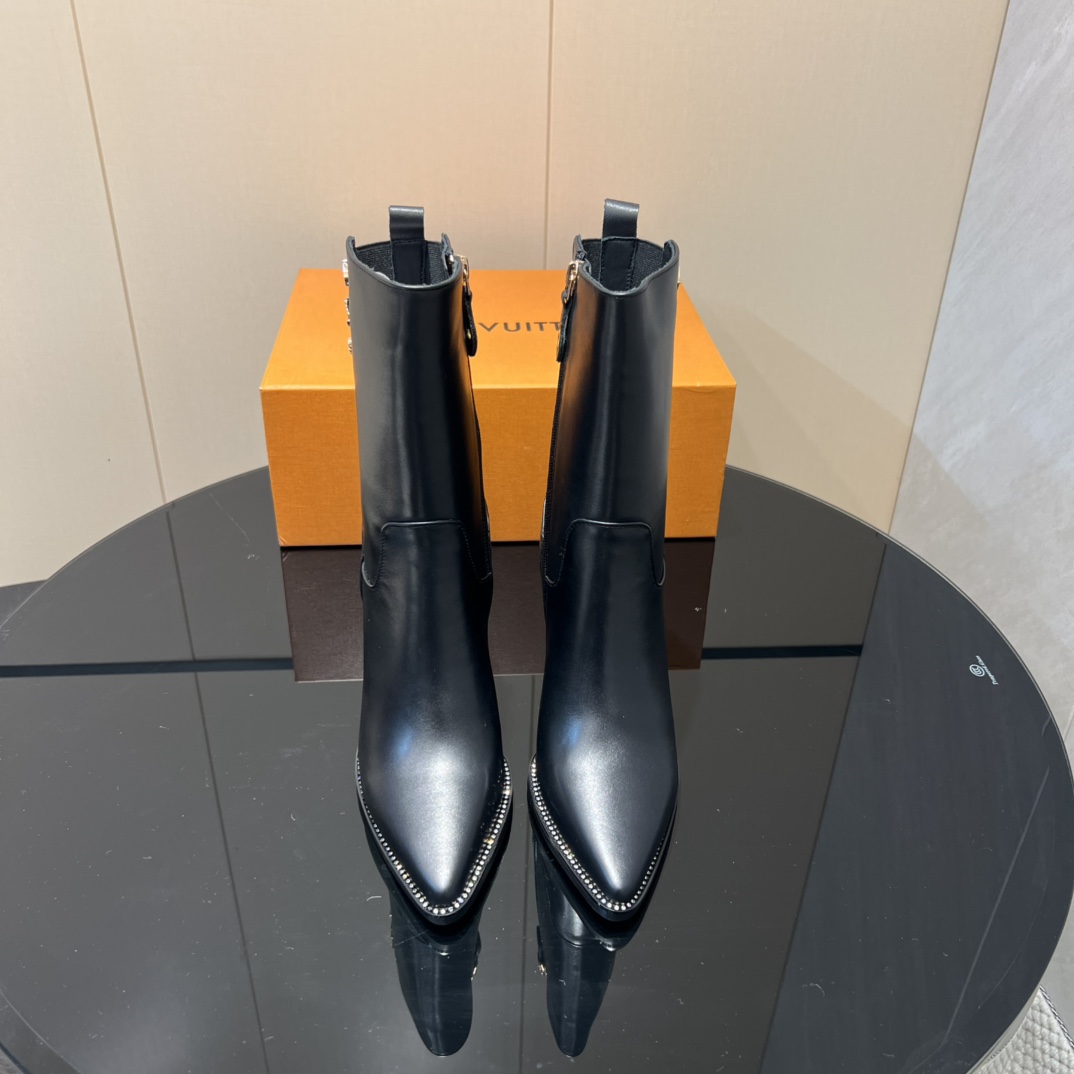 NO:512583,: 'Exclusive Top Version' LV Donkey 2025 vs Early Autumn New Fashion Boot Series... [Pointed-toe zippered high-heeled boots] Silhouette ankle boots are reinterpreted with super soft calfskin this season... The strips tied to the neckline give it a feminine touch, and the iconic Monogram floral heel is the feature of the series... - Also covered in the brand's iconic - - MATERIAL Material - Fabric: Custom imported cowhide Inner: Custom imported sheepskin Fleece: Custom imported sheepskin Outsole: Original custom anti-leather sole Heel height: 9.5cm Packaging: Original full package Size: 35-39 (40.41.42 Customized without return) Color: Official website synchronous update, boots, louis vuitton, louis  vuitton,boots,cowhide,sheepskin19860909:《独家顶级版本》 LV驴家2025vs早秋新款时装靴系列……【尖头拉链高跟短靴】 Silhouette 踝靴在本季以超柔软小牛皮重新演绎…… 系在领口上的条带赋予其极具女人味的触感,标志性的 Monogram 花形鞋跟是该系列的特色…… —也覆盖在品牌的标志性— - MATERIAL 材质 - 面料:定制进口牛皮 内里:定制进口羊皮 垫脚:定制进口羊皮 大底:原版定制防真皮底 跟高:9.5cm 包装:原版全套包装 码数:35-39（40.41.42定制不退换） 颜色:官网同步更新,靴子,louis vuitton,louis vuitton,boots,cowhide,sheepskin,Women's Shoes