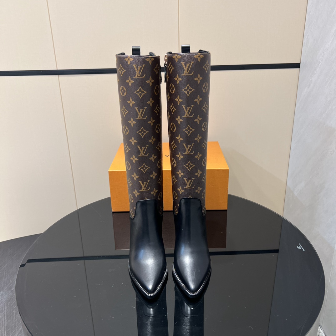 NO:512588,: 'Exclusive Top Version' LV Donkey 2025vs Early Autumn New Fashion Boot Series... [Pointed-toe zippered high heel boots] Silhouette ankle boots are reinterpreted with super soft calfskin this season... The strips tied to the neckline give it a feminine touch, and the iconic Monogram floral heel is the feature of the series... - Also covered in the brand's iconic - - MATERIAL Material - Fabric: Custom imported cowhide presbyopic material color inner lining: Custom imported sheepskin foot pad: Custom imported sheepskin Outsole: Original custom anti-real leather sole Heel height: 9.5cm Packaging: Original full package Size: 35-39 (40.41.42 Customized without return) Color: Official website synchronous update, boots, louis vuitton, louis  vuitton,boots,cowhide,sheepskin19860909:《独家顶级版本》 LV驴家2025vs早秋新款时装靴系列……【尖头拉链高跟长靴】 Silhouette 踝靴在本季以超柔软小牛皮重新演绎…… 系在领口上的条带赋予其极具女人味的触感,标志性的 Monogram 花形鞋跟是该系列的特色…… —也覆盖在品牌的标志性— - MATERIAL 材质 - 面料:定制进口牛皮老花料拼色 内里:定制进口羊皮 垫脚:定制进口羊皮 大底:原版定制防真皮底 跟高:9.5cm 包装:原版全套包装 码数:35-39（40.41.42定制不退换） 颜色:官网同步更新,靴子,louis vuitton,louis vuitton,boots,cowhide,sheepskin,Women's Shoes