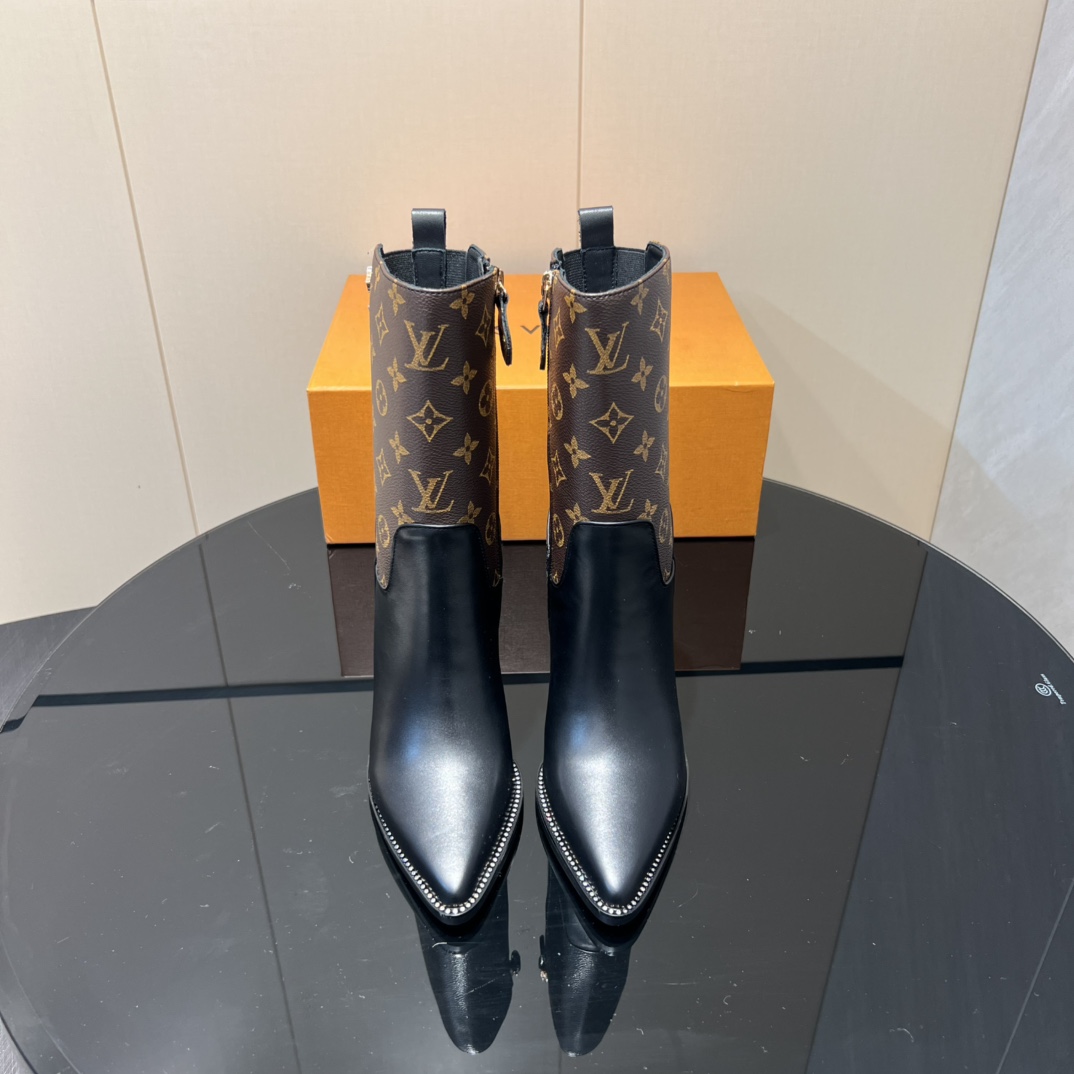 NO:512593,: 'Exclusive Top Version' LV Donkey 2025vs Early Autumn New Fashion Boot Series... [Pointed-toe zippered high-heeled boots] Silhouette ankle boots are reinterpreted with super soft calfskin this season... The strips tied to the neckline give it a feminine touch, and the iconic Monogram floral heel is the feature of the series... - Also covered in the brand's iconic - - MATERIAL Material - Fabric: Custom imported cowhide color combination Inner: Custom imported sheepskin Fleece: Custom imported sheepskin Outsole: Original custom anti-real leather sole Heel height: 9.5cm Packaging: Original full package Size: 35-39 (40.41.42 Customized without return) Color: Official website synchronous update, boots, louis vuitton, louis  vuitton,boots,cowhide,sheepskin19860909:《独家顶级版本》 LV驴家2025vs早秋新款时装靴系列……【尖头拉链高跟短靴】 Silhouette 踝靴在本季以超柔软小牛皮重新演绎…… 系在领口上的条带赋予其极具女人味的触感,标志性的 Monogram 花形鞋跟是该系列的特色…… —也覆盖在品牌的标志性— - MATERIAL 材质 - 面料:定制进口牛皮老花拼色 内里:定制进口羊皮 垫脚:定制进口羊皮 大底:原版定制防真皮底 跟高:9.5cm 包装:原版全套包装 码数:35-39（40.41.42定制不退换） 颜色:官网同步更新,靴子,louis vuitton,louis vuitton,boots,cowhide,sheepskin,Women's Shoes