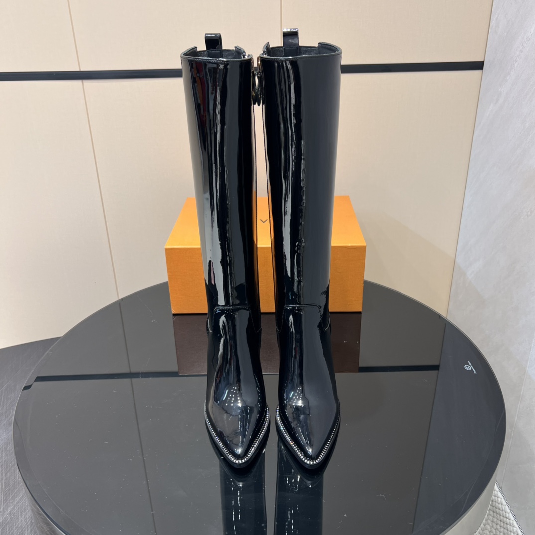 NO:512568,: 'Exclusive Top Version' LV Donkey 2025 vs Early Autumn New Fashion Boot Series... [Pointed-toe zipper high heel boots] Silhouette ankle boots are reinterpreted with super soft calfskin this season... The strips tied to the neckline give it a feminine touch, and the iconic Monogram floral heel is the feature of the series... - Also covered in the brand's iconic - - MATERIAL Material - Fabric: Custom imported patent leather Inner: Custom imported sheepskin Footpad: Custom imported sheepskin Outsole: Original custom anti-real leather sole Heel height: 9.5cm Packaging: Original full package Size: 35-39 (40.41.42 Customized without return) Color: Official website synchronous update, boots, louis vuitton, louis  vuitton,boots,cowhide,sheepskin19860909:《独家顶级版本》 LV驴家2025vs早秋新款时装靴系列……【尖头拉链高跟长靴】 Silhouette 踝靴在本季以超柔软小牛皮重新演绎…… 系在领口上的条带赋予其极具女人味的触感,标志性的 Monogram 花形鞋跟是该系列的特色…… —也覆盖在品牌的标志性— - MATERIAL 材质 - 面料:定制进口漆皮 内里:定制进口羊皮 垫脚:定制进口羊皮 大底:原版定制防真皮底 跟高:9.5cm 包装:原版全套包装 码数:35-39（40.41.42定制不退换） 颜色:官网同步更新,靴子,louis vuitton,louis vuitton,boots,cowhide,sheepskin,Women's Shoes