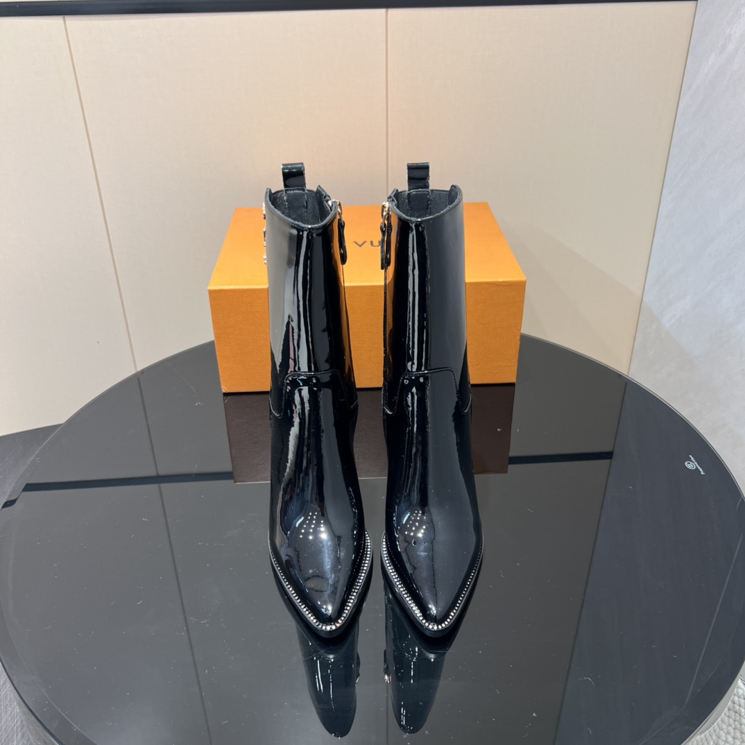 NO:512573,: 'Exclusive Top Version' LV Donkey 2025vs Early Autumn New Fashion Boot Series... [Pointed-toe zippered high-heeled boots] Silhouette ankle boots are reinterpreted with super soft calfskin this season... The strips tied to the neckline give it a feminine touch, and the iconic Monogram floral heel is the feature of the series... - Also covered in the brand's iconic - - MATERIAL Material - Fabric: Custom imported patent leather Inner: Custom imported sheepskin Footpad: Custom imported sheepskin Outsole: Original custom anti-leather sole Heel height: 9.5cm Packaging: Original full package Size: 35-39 (40.41.42 Customized without return) Color: Official website synchronous update, boots, louis vuitton, louis  vuitton,boots,cowhide,sheepskin19860909:《独家顶级版本》 LV驴家2025vs早秋新款时装靴系列……【尖头拉链高跟短靴】 Silhouette 踝靴在本季以超柔软小牛皮重新演绎…… 系在领口上的条带赋予其极具女人味的触感,标志性的 Monogram 花形鞋跟是该系列的特色…… —也覆盖在品牌的标志性— - MATERIAL 材质 - 面料:定制进口漆皮 内里:定制进口羊皮 垫脚:定制进口羊皮 大底:原版定制防真皮底 跟高:9.5cm 包装:原版全套包装 码数:35-39（40.41.42定制不退换） 颜色:官网同步更新,靴子,louis vuitton,louis vuitton,boots,cowhide,sheepskin,Women's Shoes