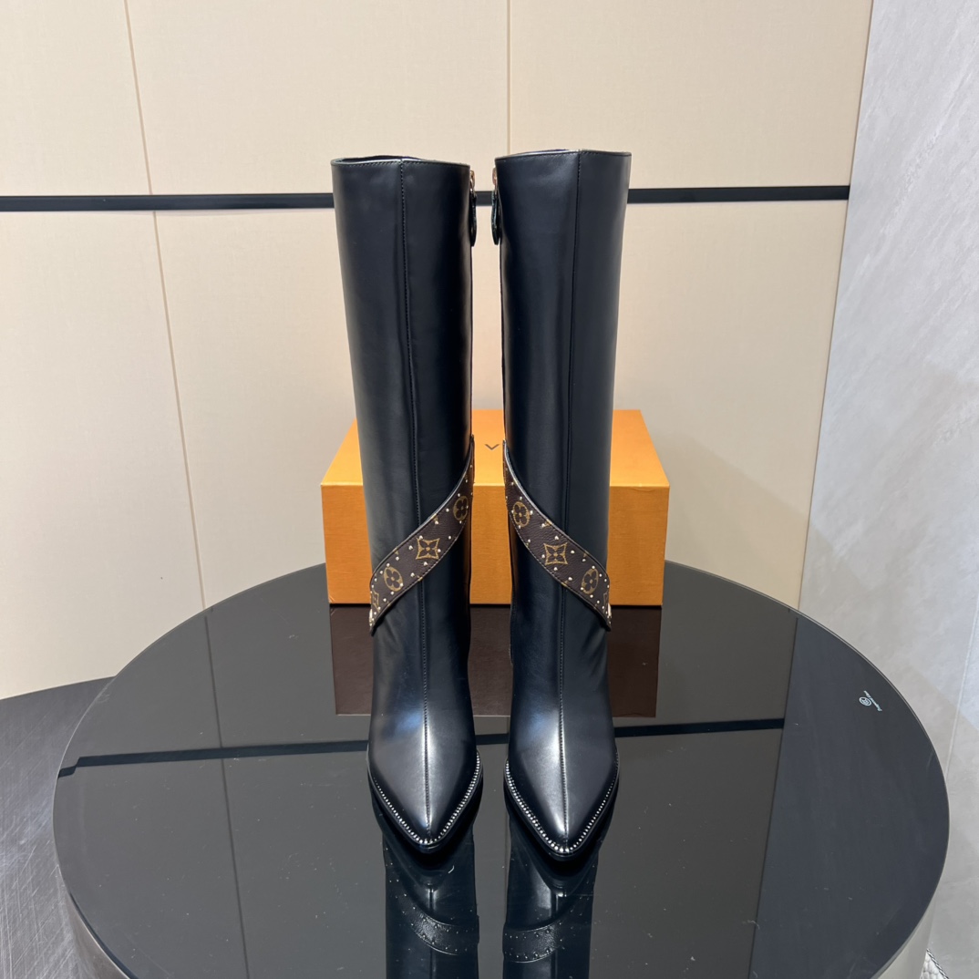 NO:512597,: 'Exclusive Top Version' LV Donkey 2025vs Early Autumn New Fashion Boot Series... [Pointed-toe zipper high heel boots] Silhouette ankle boots are reinterpreted with super soft calfskin this season... The strips tied to the neckline give it a feminine touch, and the iconic Monogram floral heel is the feature of the series... - Also covered in the brand's iconic - - MATERIAL Material - Fabric: Custom imported cowhide presbyopia nailing process Inner: Custom imported sheepskin Footpad: Custom imported sheepskin Outsole: Original custom anti-real leather sole Heel height: 9.5cm Packaging: Original full package Number: 35-39 (40.41.42 Customized without return) Color: Official website synchronous update, boots, louis vuitton, louis  vuitton,boots,cowhide,sheepskin19860909:《独家顶级版本》 LV驴家2025vs早秋新款时装靴系列……【尖头拉链高跟长靴】 Silhouette 踝靴在本季以超柔软小牛皮重新演绎…… 系在领口上的条带赋予其极具女人味的触感,标志性的 Monogram 花形鞋跟是该系列的特色…… —也覆盖在品牌的标志性— - MATERIAL 材质 - 面料:定制进口牛皮老花打钉工艺 内里:定制进口羊皮 垫脚:定制进口羊皮 大底:原版定制防真皮底 跟高:9.5cm 包装:原版全套包装 码数:35-39（40.41.42定制不退换） 颜色:官网同步更新,靴子,louis vuitton,louis vuitton,boots,cowhide,sheepskin,Women's Shoes