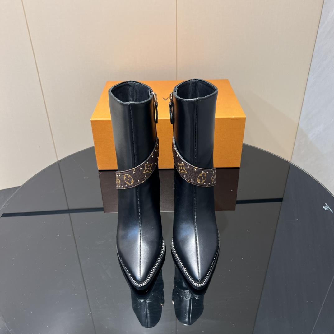 NO:512602,: 'Exclusive Top Version' LV Donkey 2025vs Early Autumn New Fashion Boot Series... [Pointed-toe zippered high-heeled boots] Silhouette ankle boots are reinterpreted with super soft calfskin this season... The strips tied to the neckline give it a feminine touch, and the iconic Monogram floral heel is the feature of the series... - Also covered in the brand's iconic - - MATERIAL Material - Fabric: Custom imported cowhide presbyopia nailing process Inner: Custom imported sheepskin Footpad: Custom imported sheepskin Outsole: Original custom anti-leather sole Heel height: 9.5cm Packaging: Original full package Size: 35-39 (40.41.42 Customized without return) Color: Official website synchronous update, boots, louis vuitton, louis  vuitton,boots,cowhide,sheepskin19860909:《独家顶级版本》 LV驴家2025vs早秋新款时装靴系列……【尖头拉链高跟短靴】 Silhouette 踝靴在本季以超柔软小牛皮重新演绎…… 系在领口上的条带赋予其极具女人味的触感,标志性的 Monogram 花形鞋跟是该系列的特色…… —也覆盖在品牌的标志性— - MATERIAL 材质 - 面料:定制进口牛皮老花打钉工艺 内里:定制进口羊皮 垫脚:定制进口羊皮 大底:原版定制防真皮底 跟高:9.5cm 包装:原版全套包装 码数:35-39（40.41.42定制不退换） 颜色:官网同步更新,靴子,louis vuitton,louis vuitton,boots,cowhide,sheepskin,Women's Shoes