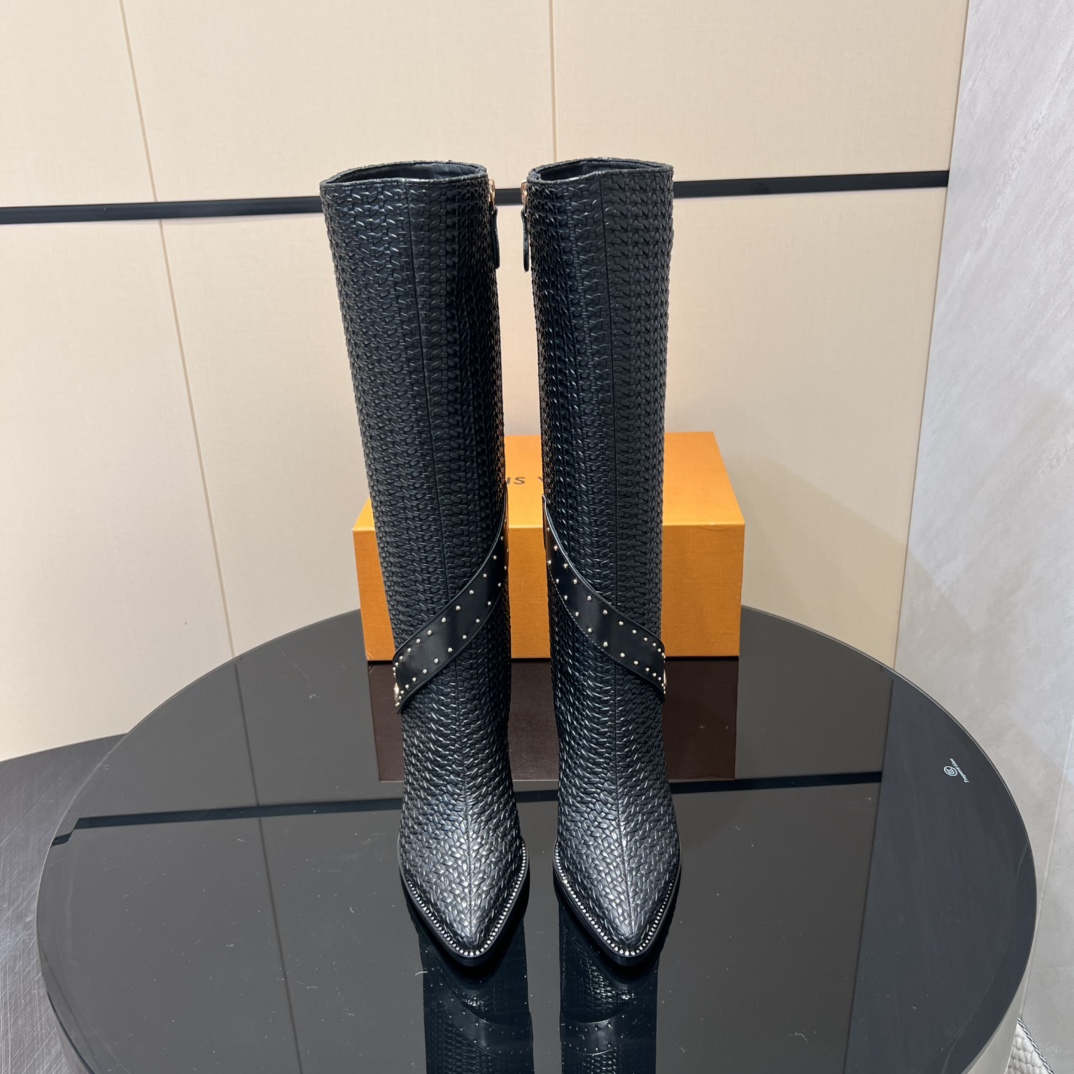 NO:512606,: 'Exclusive Top Version' LV Donkey 2025vs Early Autumn New Fashion Boot Series... [Pointed-toe zipper high heel boots] Silhouette ankle boots are reinterpreted with super soft calfskin this season... The strips tied to the neckline give it a feminine touch, and the iconic Monogram floral heel is the feature of the series... - Also covered in the brand's iconic - - MATERIAL Material - Fabric: Custom imported woven fabric Inner: Custom imported sheepskin Footpad: Custom imported sheepskin Outsole: Original custom anti-leather sole Heel height: 9.5cm Packaging: Original full package Size: 35-39 (40.41.42 Customized without return) Color: Official website synchronous update, boots, louis vuitton, louis  vuitton,boots,cowhide,sheepskin19860909:《独家顶级版本》 LV驴家2025vs早秋新款时装靴系列……【尖头拉链高跟长靴】 Silhouette 踝靴在本季以超柔软小牛皮重新演绎…… 系在领口上的条带赋予其极具女人味的触感,标志性的 Monogram 花形鞋跟是该系列的特色…… —也覆盖在品牌的标志性— - MATERIAL 材质 - 面料:定制进口编织面料 内里:定制进口羊皮 垫脚:定制进口羊皮 大底:原版定制防真皮底 跟高:9.5cm 包装:原版全套包装 码数:35-39（40.41.42定制不退换） 颜色:官网同步更新,靴子,louis vuitton,louis vuitton,boots,cowhide,sheepskin,Women's Shoes