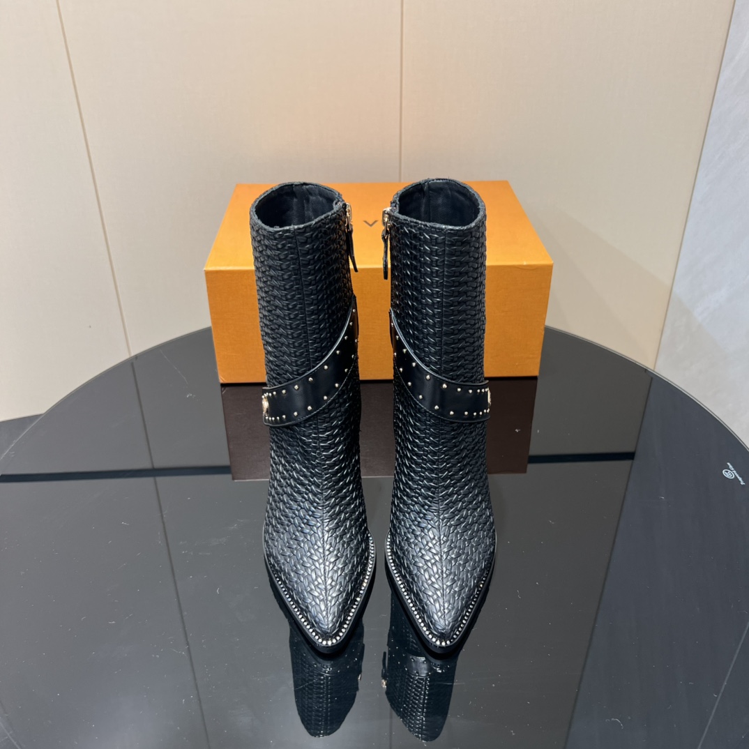 NO:512607,: 'Exclusive Top Version' LV Donkey 2025vs Early Autumn New Fashion Boot Series... [Pointed-toe zippered high-heeled boots] Silhouette ankle boots are reinterpreted with super soft calfskin this season... The strips tied to the neckline give it a feminine touch, and the iconic Monogram floral heel is the feature of the series... - Also covered in the brand's iconic - - MATERIAL Material - Fabric: Custom imported woven material Inner: Custom imported sheepskin Footpad: Custom imported sheepskin Outsole: Original custom anti-real leather sole Heel height: 9.5cm Packaging: Original full package Size: 35-39 (40.41.42 Customized without return) Color: Official website synchronous update, boots, louis vuitton, louis  vuitton,boots,cowhide,sheepskin19860909:《独家顶级版本》 LV驴家2025vs早秋新款时装靴系列……【尖头拉链高跟短靴】 Silhouette 踝靴在本季以超柔软小牛皮重新演绎…… 系在领口上的条带赋予其极具女人味的触感,标志性的 Monogram 花形鞋跟是该系列的特色…… —也覆盖在品牌的标志性— - MATERIAL 材质 - 面料:定制进口编织材料 内里:定制进口羊皮 垫脚:定制进口羊皮 大底:原版定制防真皮底 跟高:9.5cm 包装:原版全套包装 码数:35-39（40.41.42定制不退换） 颜色:官网同步更新,靴子,louis vuitton,louis vuitton,boots,cowhide,sheepskin,Women's Shoes