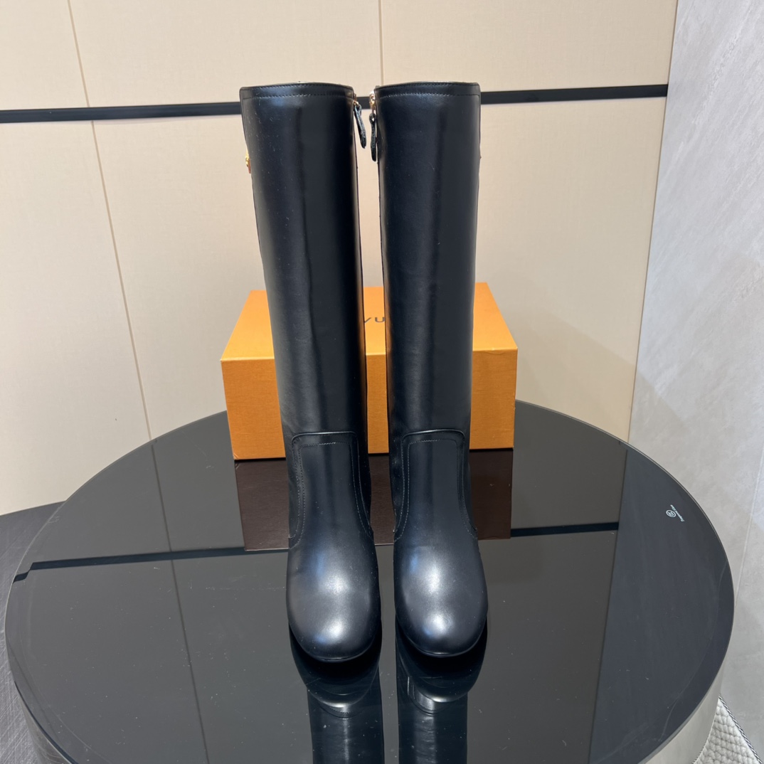 NO:512609,: 'Exclusive Top Version' LV Donkey 2025 vs Early Autumn New Fashion Boot Series... [Round toe zipper high heel boots] Silhouette ankle boots are reinterpreted with super soft calfskin this season... The strips tied to the neckline give it a feminine touch, and the iconic Monogram floral heel is the feature of the series... - Also covered in the brand's iconic - - MATERIAL Material - Fabric: Custom imported cowhide Inner: Custom imported sheepskin Floating pads: Custom imported sheepskin Outsole: Original custom anti-leather sole Heel height: 9.5cm Packaging: Original full package Size: 35-39 (40.41.42 Customized without return) Color: Official website synchronous update, boots, louis vuitton, louis  vuitton,boots,cowhide,sheepskin19860909:《独家顶级版本》 LV驴家2025vs早秋新款时装靴系列……【圆头拉链高跟长靴】 Silhouette 踝靴在本季以超柔软小牛皮重新演绎…… 系在领口上的条带赋予其极具女人味的触感,标志性的 Monogram 花形鞋跟是该系列的特色…… —也覆盖在品牌的标志性— - MATERIAL 材质 - 面料:定制进口牛皮 内里:定制进口羊皮 垫脚:定制进口羊皮 大底:原版定制防真皮底 跟高:9.5cm 包装:原版全套包装 码数:35-39（40.41.42定制不退换） 颜色:官网同步更新,靴子,louis vuitton,louis vuitton,boots,cowhide,sheepskin,Women's Shoes