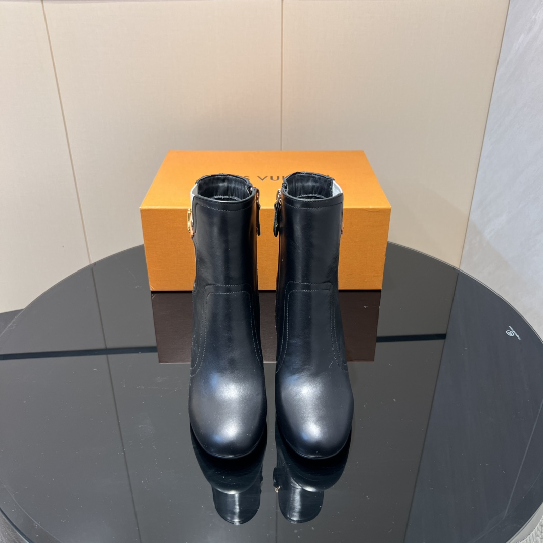 NO:512611,: 'Exclusive Top Version' LV Donkey 2025vs Early Autumn New Fashion Boot Series... [Round toe zipper high heel boots] Silhouette ankle boots are reinterpreted with super soft calfskin this season... The strips tied to the neckline give it a feminine touch, and the iconic Monogram floral heel is the feature of the series... - Also covered in the brand's iconic - - MATERIAL Material - Fabric: Custom imported cowhide Inner: Custom imported sheepskin Footpad: Custom imported sheepskin Outsole: Original custom anti-real leather sole Heel height: 9.5cm Packaging: Original full package Size: 35-39 (40.41.42 Customized without return) Color: Official website synchronous update, boots, louis vuitton, louis  vuitton,boots,cowhide,sheepskin19860909:《独家顶级版本》 LV驴家2025vs早秋新款时装靴系列……【圆头拉链高跟短靴】 Silhouette 踝靴在本季以超柔软小牛皮重新演绎…… 系在领口上的条带赋予其极具女人味的触感,标志性的 Monogram 花形鞋跟是该系列的特色…… —也覆盖在品牌的标志性— - MATERIAL 材质 - 面料:定制进口牛皮 内里:定制进口羊皮 垫脚:定制进口羊皮 大底:原版定制防真皮底 跟高:9.5cm 包装:原版全套包装 码数:35-39（40.41.42定制不退换） 颜色:官网同步更新,靴子,louis vuitton,louis vuitton,boots,cowhide,sheepskin,Women's Shoes