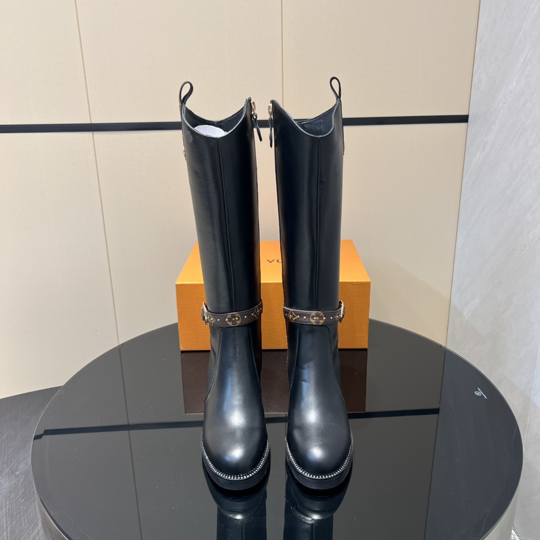 NO:512613,: 'Exclusive Top Version' LV Donkey 2025 vs Early Autumn New Fashion Boot Series... [Round toe zipper mid-heel boots] Silhouette ankle boots are reinterpreted with super soft calfskin this season... The strips tied to the neckline give it a feminine touch, and the iconic Monogram floral heel is the feature of the series... - Also covered in the brand's iconic - - MATERIAL Material - Fabric: Custom imported cowhide Inner: Custom imported sheepskin Floating pads: Custom imported sheepskin Outsole: Original custom anti-leather sole Heel height: 5.5cm Packaging: Original full package Size: 35-39 (40.41.42 Customized without return) Color: Official website synchronous update, boots, louis vuitton, louis  vuitton,boots,cowhide,sheepskin19860909:《独家顶级版本》 LV驴家2025vs早秋新款时装靴系列……【圆头拉链中跟长靴】 Silhouette 踝靴在本季以超柔软小牛皮重新演绎…… 系在领口上的条带赋予其极具女人味的触感,标志性的 Monogram 花形鞋跟是该系列的特色…… —也覆盖在品牌的标志性— - MATERIAL 材质 - 面料:定制进口牛皮 内里:定制进口羊皮 垫脚:定制进口羊皮 大底:原版定制防真皮底 跟高:5.5cm 包装:原版全套包装 码数:35-39（40.41.42定制不退换） 颜色:官网同步更新,靴子,louis vuitton,louis vuitton,boots,cowhide,sheepskin,Women's Shoes