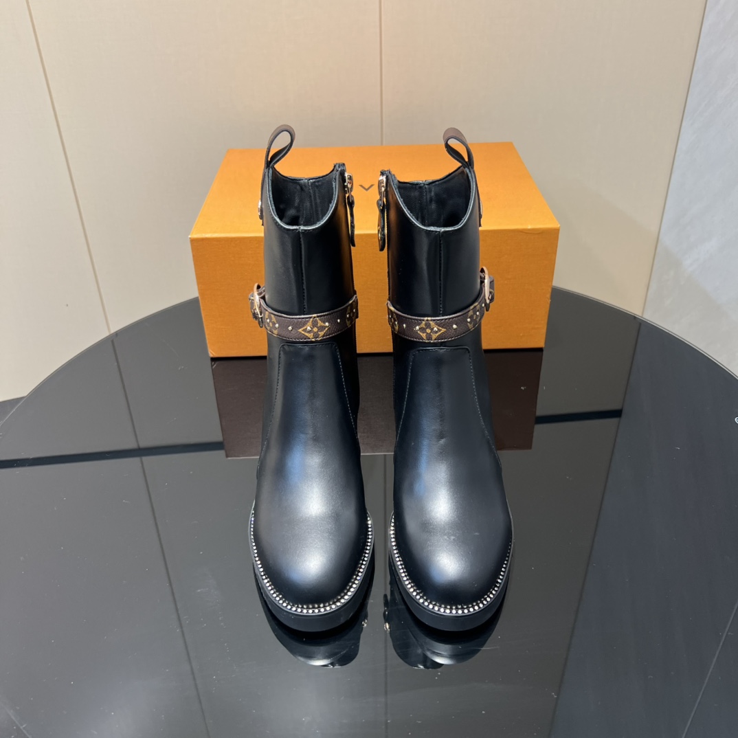 NO:512614,: 'Exclusive Top Version' LV Donkey 2025 vs Early Autumn New Fashion Boot Series... [Round toe zipper mid-heel short boots] Silhouette ankle boots are reinterpreted with super soft calfskin this season... The strips tied to the neckline give it a feminine touch, and the iconic Monogram floral heel is the feature of the series... - Also covered in the brand's iconic - - MATERIAL Material - Fabric: Custom imported cowhide Inner: Custom imported sheepskin Floating pads: Custom imported sheepskin Outsole: Original custom anti-leather sole Heel height: 5.5cm Packaging: Original full package Size: 35-39 (40.41.42 Customized without return) Color: Official website synchronous update, boots, louis vuitton, louis  vuitton,boots,cowhide,sheepskin19860909:《独家顶级版本》 LV驴家2025vs早秋新款时装靴系列……【圆头拉链中跟短靴】 Silhouette 踝靴在本季以超柔软小牛皮重新演绎…… 系在领口上的条带赋予其极具女人味的触感,标志性的 Monogram 花形鞋跟是该系列的特色…… —也覆盖在品牌的标志性— - MATERIAL 材质 - 面料:定制进口牛皮 内里:定制进口羊皮 垫脚:定制进口羊皮 大底:原版定制防真皮底 跟高:5.5cm 包装:原版全套包装 码数:35-39（40.41.42定制不退换） 颜色:官网同步更新,靴子,louis vuitton,louis vuitton,boots,cowhide,sheepskin,Women's Shoes