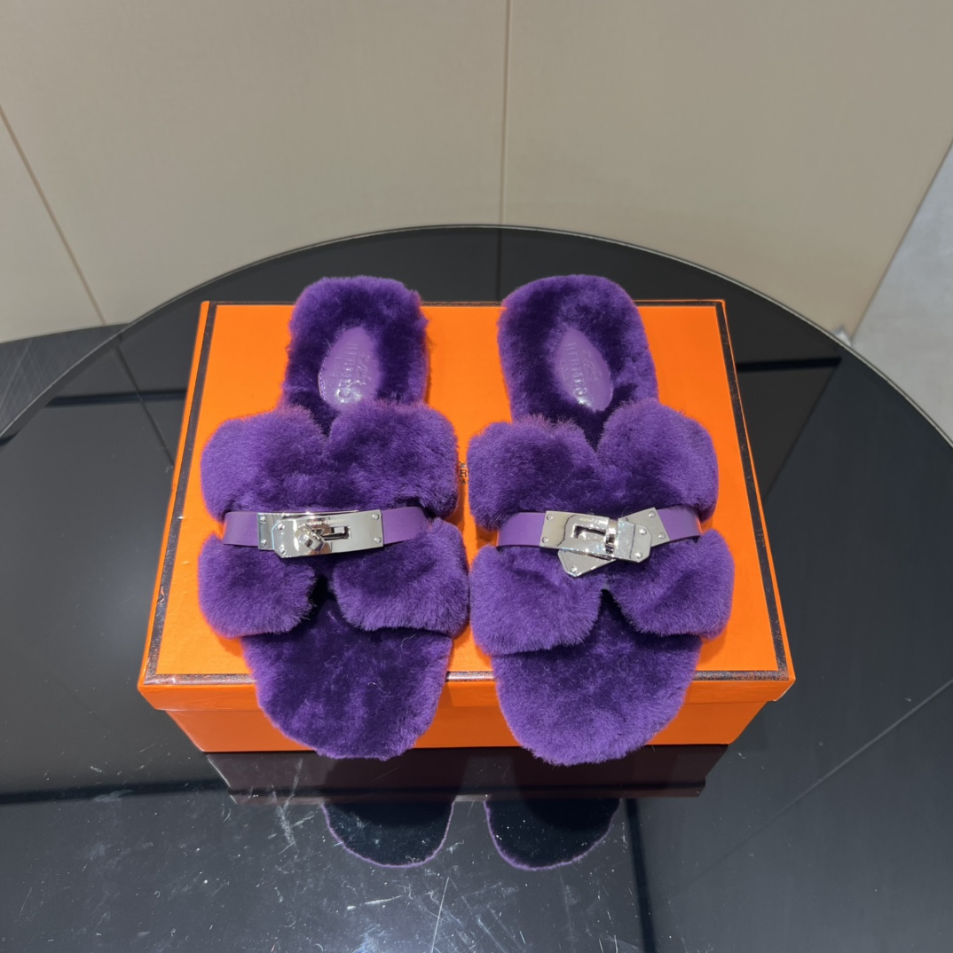 NO:512601,[Exclusive top version] H*erms 2025vs official website synchronizes Teddy H new color hair drag series... My family buys zp mold adjustment last to ship, basically no difference with zp, the feet are invincible and delicate, and the feet are modified, very simple and elegant, and the skirts and pants are also very elegant... Fabric original customized wool H lock buckle Inner original customized wool foot pad original customized wool Outsole original customized imported leather sole Packaging original full set of packaging Size 35-39 (40.41.42.43. Customized without return) Color official website synchronous update, fur shoes and slippers, slippers, skirts, Leather soles19860909【独家顶级版本】  H家H*erms 2025vs官网同步泰迪H新色毛拖全系列……  我家都是购入zp开模调楦出货,跟zp基本上无差上脚无敌秀气,修饰脚型,非常简约大气,春夏秋冬搭配裙子裤子也很气质…… 面料原版定制羊毛H锁扣 内里原版定制羊毛 垫脚原版定制羊毛 大底原版定制进口真皮大底 包装原版全套包装 码数35-39（40.41.42.43.定制不退换） 颜色官网同步更新,毛毛鞋拖鞋,slippers,skirts,Leather soles,Women's Shoes