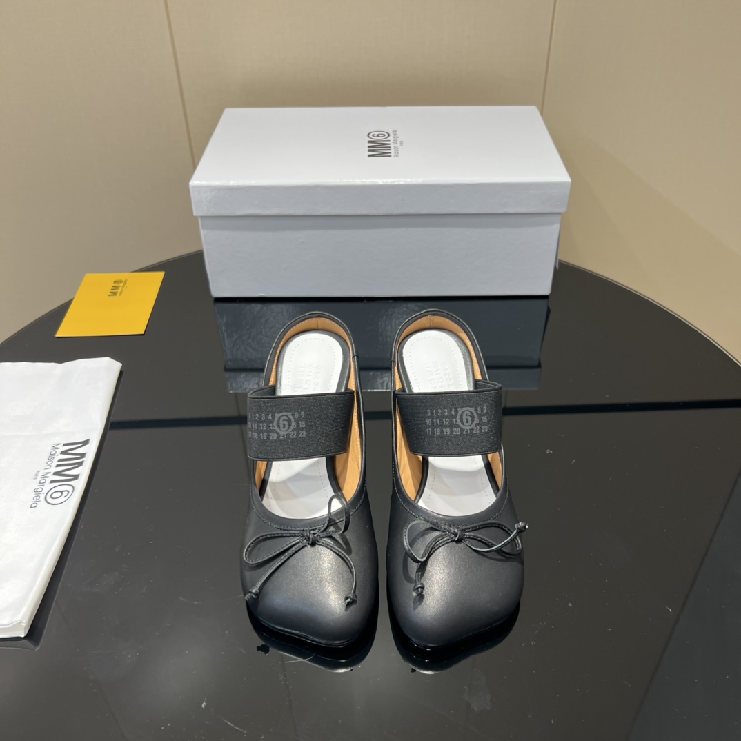 NO:512576,: 'Top Top Version' Maison Margiela 25vs New single shoe series early autumn... [Bow round heel single shoe] The original version is one to one to create comfort and wrapping. It is full of personality and easy to control the matching of various styles of clothes... Fabric imported custom sheepskin imported custom sheepskin footbed imported custom sheepskin outsole Italian A-grade thickened leather sole original packaging Size 35-39 (40 sizes customized without return and exchange) Color official website synchronous update, single shoes, masion margiela, sheepskin, Leather soles19860909:《顶级顶级版本》 Maison Margiela马吉拉25vs 早秋新款单鞋系列…【蝴蝶结圆跟单鞋】 原版一比一打造舒适度、包裹性都比较好.个性十足,很好驾驭各种风格衣服搭配…… 面料进口定制羊皮 内里进口定制羊皮 垫脚进口定制羊皮 大底意大利A级加厚真皮大底 包装原版全套包装 码数35-39（40码定制不退换） 颜色官网同步更新,单鞋,masion margiela,sheepskin,Leather soles,Women's Shoes