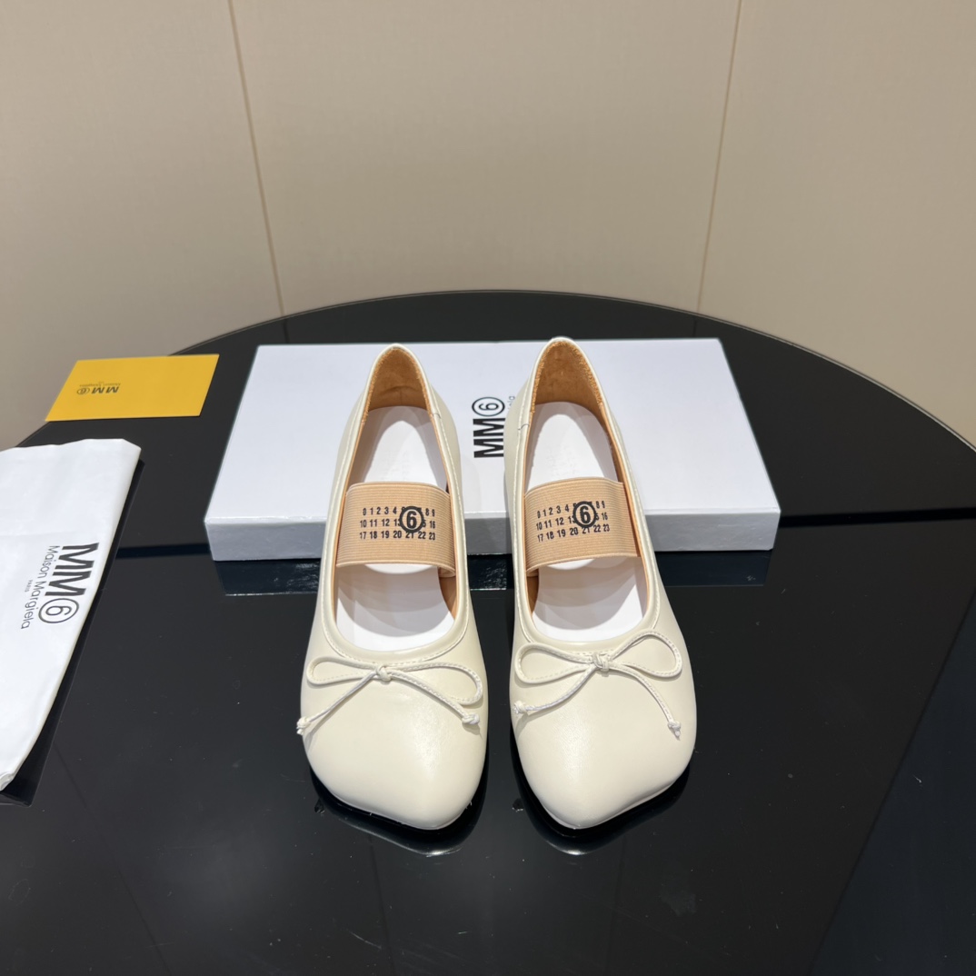 NO:512581,: 'Top Top Version' Maison Margiela 25vs New single shoe series early autumn... [Bow elastic single shoe] The original version is one to one to create comfort and wrapping. It is full of personality and easy to control the matching of various styles of clothes... Fabric imported custom sheepskin imported custom sheepskin footbed imported custom sheepskin outsole Italian A-grade thickened leather sole original packaging Size 35-39 (40 sizes customized without return and exchange) Color official website synchronous update, single shoes, masion margiela, sheepskin, Leather soles19860909:《顶级顶级版本》 Maison Margiela马吉拉25vs 早秋新款单鞋系列…【蝴蝶结松紧单鞋】 原版一比一打造舒适度、包裹性都比较好.个性十足,很好驾驭各种风格衣服搭配…… 面料进口定制羊皮 内里进口定制羊皮 垫脚进口定制羊皮 大底意大利A级加厚真皮大底 包装原版全套包装 码数35-39（40码定制不退换） 颜色官网同步更新,单鞋,masion margiela,sheepskin,Leather soles,Women's Shoes