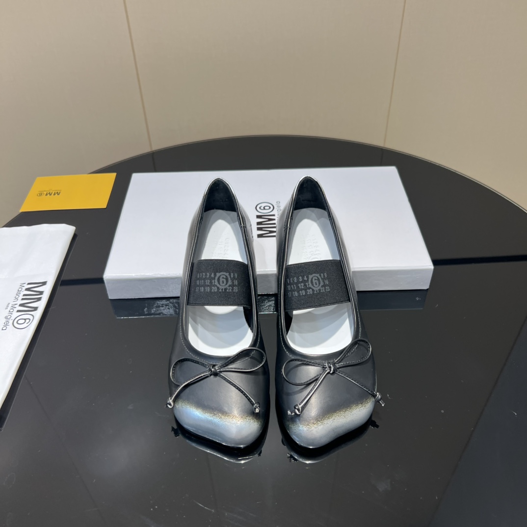 NO:512586,: 'Top Top Version' Maison Margiela 25vs New single shoe series in early autumn... [Bow elastic single shoe] The original version is one to one to create comfort and wrapping. It is full of personality and easy to control the matching of various styles of clothes... Fabric imported custom sheepskin rub color craftsmanship imported custom sheepskin footbed imported custom sheepskin outsole Italian A-grade thickened leather sole original packaging Size 35-39 (40 sizes customized without return and exchange) Color official website synchronous update, single shoes, masion margiela, sheepskin, Leather soles19860909:《顶级顶级版本》 Maison Margiela马吉拉25vs 早秋新款单鞋系列…【蝴蝶结松紧单鞋】 原版一比一打造舒适度、包裹性都比较好.个性十足,很好驾驭各种风格衣服搭配…… 面料进口定制羊皮擦色工艺 内里进口定制羊皮 垫脚进口定制羊皮 大底意大利A级加厚真皮大底 包装原版全套包装 码数35-39（40码定制不退换） 颜色官网同步更新,单鞋,masion margiela,sheepskin,Leather soles,Women's Shoes