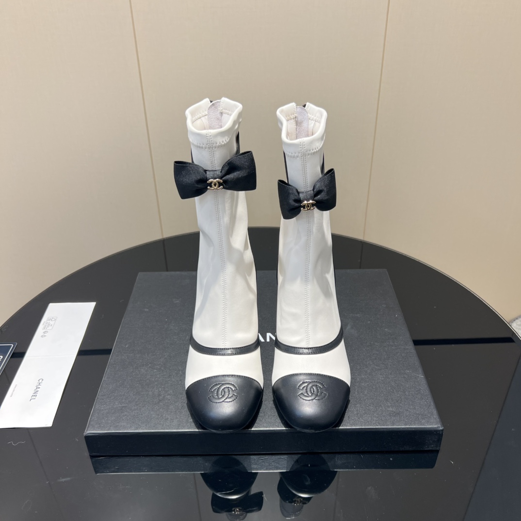 NO:512566,: 'Exclusive Top Version' CHANE* Xiaoxiang 25vs Autumn Counter Latest Fashion Boot Series... [Round Head Bow Thick Heel Short Boots] Chanel Women loves simple and irresistible series. The matching shows a unique style of dressing, free mixing and matching, and shines in place and keeps the fashionable pace of Grandma Xiaoxiang!  !  !  The top-level craftsmanship is perfectly presented, and the counter can be compared regardless of any detail. The best top-level goods can enter and exit the counter at will!  !  Fabric: Original custom cowhide Inner: Original custom sheepskin Fleece: Original custom sheepskin Outsole: Original custom genuine leather outsole Heel height: 4.5cm Number of sizes: 35-39 (40.41 customization without return and exchange) Packaging: Original full package Color: Synchronous update of the official website, boots, chanel, chanel, boots, cowhide, sheepskin, Leather soles19860909:《独家顶级版本》 CHANE*小香25vs秋季专柜最新时装靴子系列……【圆头蝴蝶结粗跟短靴】 香奈儿女士钟爱简约又难以抗拒系 搭配展现与众不同的穿搭风格、自由混搭闪耀到位跟紧香奶奶时尚步伐！！！ 顶级工艺质感完美呈现,无论任何细节均可对比专柜,最好级别的顶级货,随意进出专柜！！ 面料:原版定制牛皮 内里:原版定制羊皮 垫脚:原版定制羊皮 大底:原版定制真皮大底 跟高:4.5cm 码数:35-39（40.41定制不退换） 包装:原版全套包装 颜色:官网同步更新,靴子,chanel,chanel,boots,cowhide,sheepskin,Leather soles,Women's Shoes