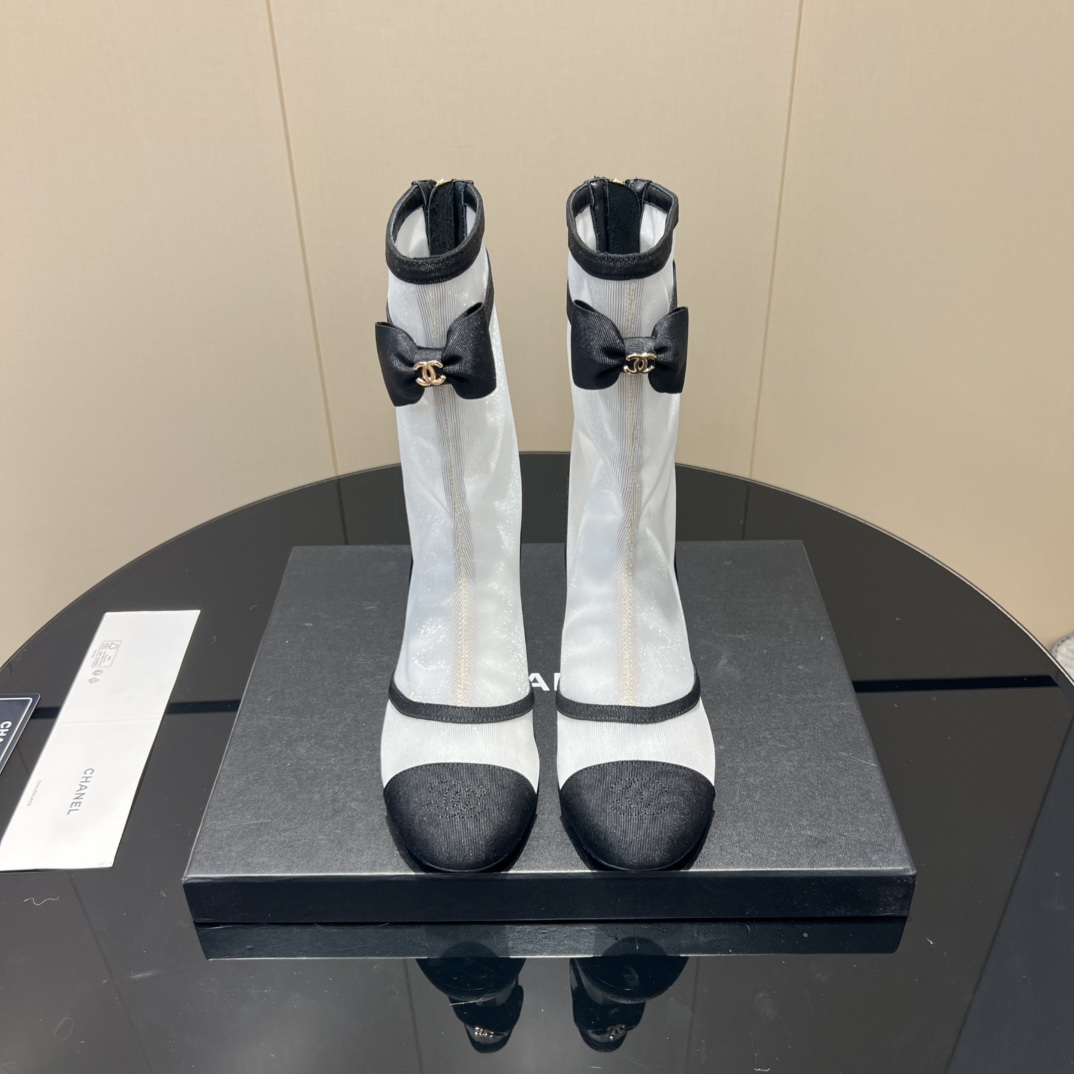 NO:512571,: 'Exclusive Top Version' CHANE* Xiaoxiang 25vs Autumn Counter Latest Fashion Boot Series... [Round Head Bow Thick Heel Mesh Boots] Chanel Women loves simple and irresistible series. The matching shows a unique style of dressing, free mixing and matching, and shines in place and keeps the fashionable pace of Grandma Tsubasa!  !  !  The top-level craftsmanship is perfectly presented, and the counter can be compared regardless of any detail. The best top-level goods can enter and exit the counter at will!  !  Fabric: Original custom breathable net Inner: Original custom sheepskin Fleece: Original custom sheepskin Outsole: Original custom genuine leather outsole Heel height: 4.5cm Number of sizes: 35-39 (40.41 customization without return and exchange) Packaging: Original full package Color: Synchronous update of the official website, boots, chanel, chanel, boots, sheepskin, Leather soles19860909:《独家顶级版本》 CHANE*小香25vs秋季专柜最新时装靴子系列……【圆头蝴蝶结粗跟网靴】 香奈儿女士钟爱简约又难以抗拒系 搭配展现与众不同的穿搭风格、自由混搭闪耀到位跟紧香奶奶时尚步伐！！！ 顶级工艺质感完美呈现,无论任何细节均可对比专柜,最好级别的顶级货,随意进出专柜！！ 面料:原版定制透气网 内里:原版定制羊皮 垫脚:原版定制羊皮 大底:原版定制真皮大底 跟高:4.5cm 码数:35-39（40.41定制不退换） 包装:原版全套包装 颜色:官网同步更新,靴子,chanel,chanel,boots,sheepskin,Leather soles,Women's Shoes