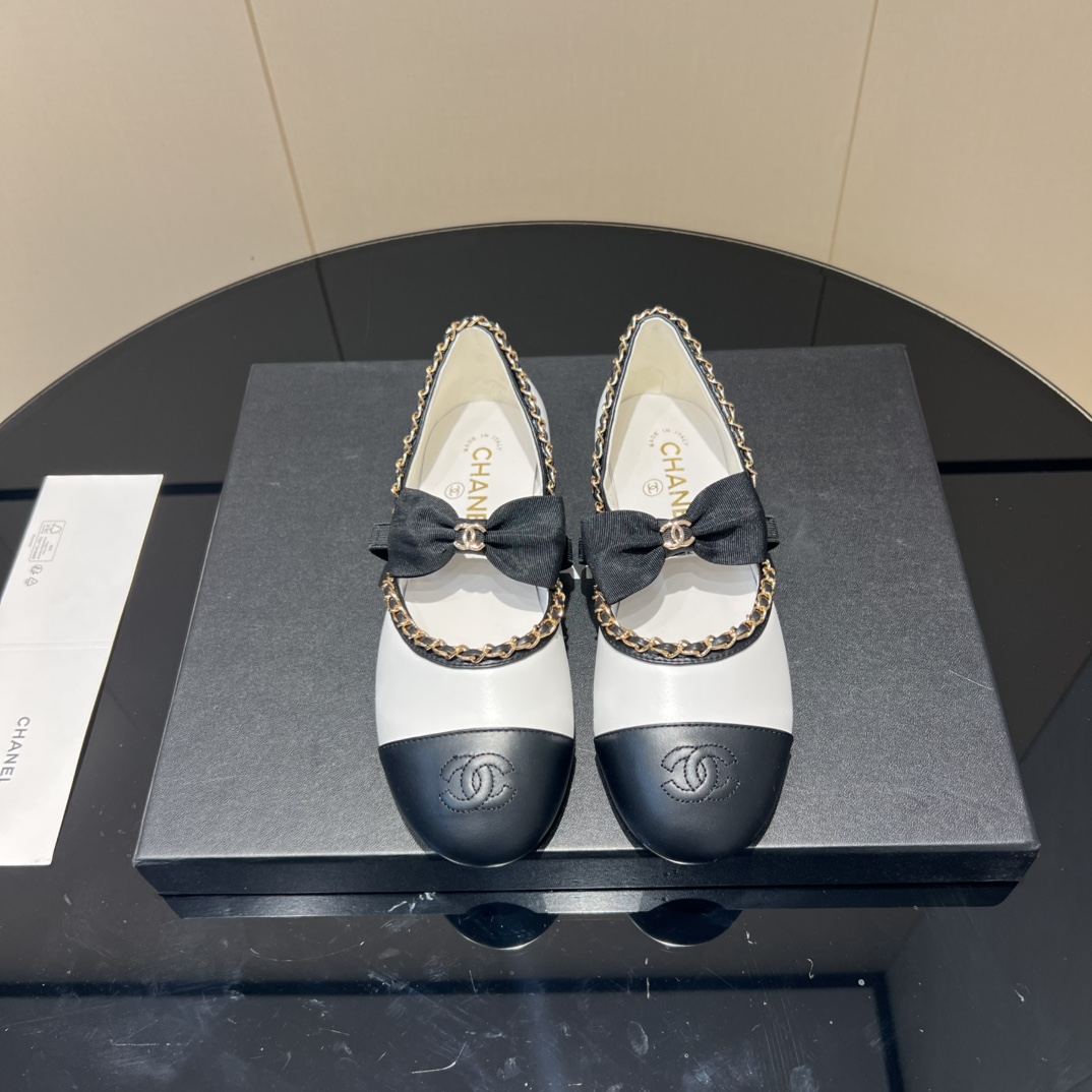 NO:512594,: 'Exclusive Top Version' CHANE*L Xiaoxiang 2025vs counter latest fashion single shoe series... [Round head chain flat shoes] Chanel women loves simple and irresistible series. The matching shows unique style of dressing, free mixing and matching shines in place and follows the fashionable pace of Grandma Tsubasa!  !  !  The top-level craftsmanship is perfectly presented, and the counter can be compared regardless of any detail. The best top-level goods can enter and exit the counter at will!  !  Fabric: Custom imported cowhide chain process Inner: Custom imported sheepskin Fleece: Custom imported sheepskin Outsole: Italian imported genuine leather outsole Heel height: 1cm flat sole Size: 35-39 (40.41 custom made without return and exchange) Packaging: Original full set of packaging Color: Simultaneous update of official website, single shoes, chanel, chanel, cowhide, sheepskin, Leather soles19860909:《独家顶级版本》 CHANE*L小香2025vs专柜最新时装单鞋系列……【圆头链条平底单鞋】 香奈儿女士钟爱简约又难以抗拒系 搭配展现与众不同的穿搭风格、自由混搭闪耀到位跟紧香奶奶时尚步伐！！！ 顶级工艺质感完美呈现,无论任何细节均可对比专柜,最好级别的顶级货,随意进出专柜！！ 面料:定制进口牛皮链条工艺 内里:定制进口羊皮 垫脚:定制进口羊皮 大底:意大利进口真皮大底 跟高:1cm平底 码数:35-39（40.41定制不退换） 包装:原版全套包装 颜色:官网同步更新,单鞋,chanel,chanel,cowhide,sheepskin,Leather soles,Women's Shoes