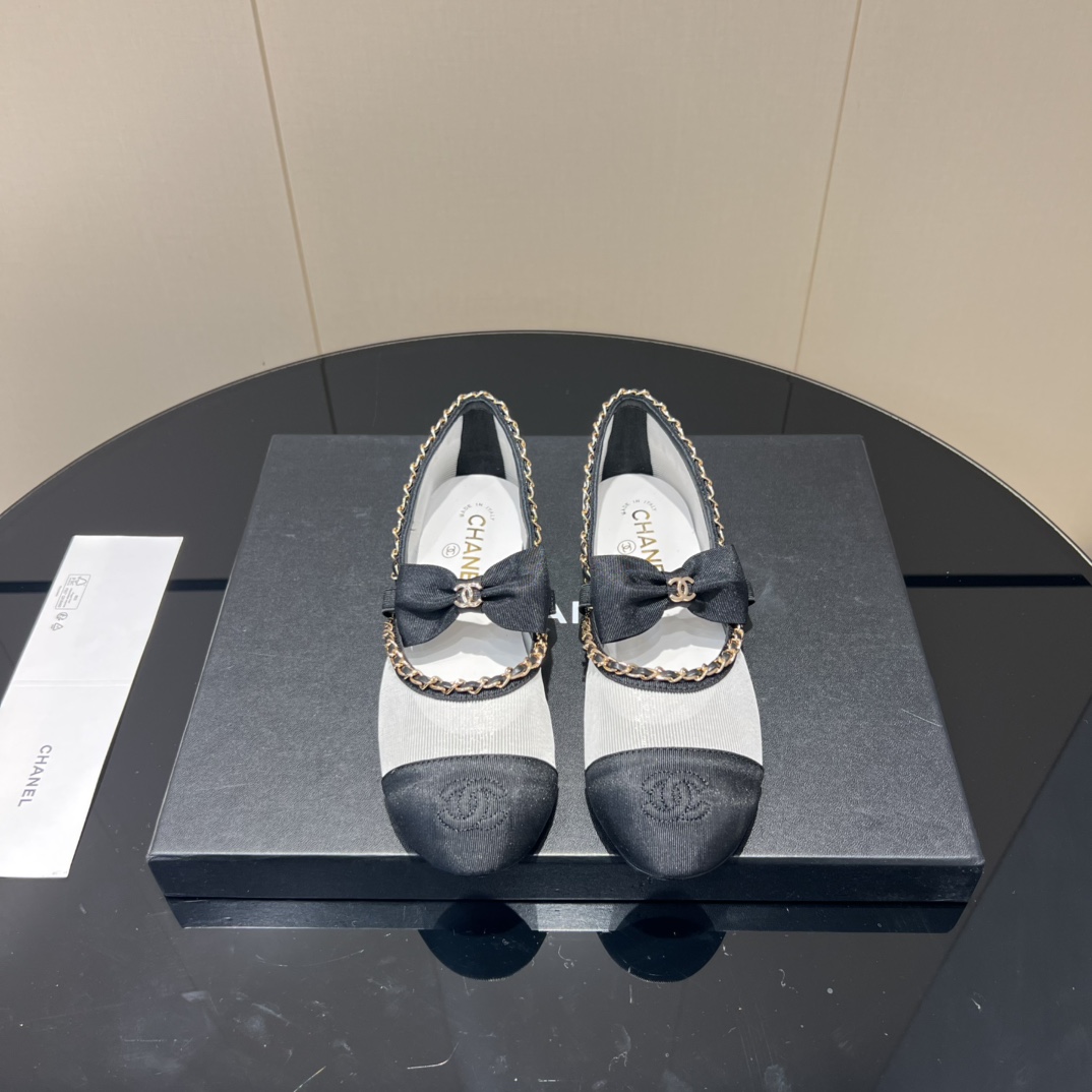 NO:512599,: 'Exclusive Top Version' CHANE*L Xiaoxiang 2025vs counter latest fashion single shoe series... [Round head chain flat shoes] Chanel women loves simple and irresistible series. The matching shows unique style of dressing, free mixing and matching shines in place and follows the fashionable pace of Grandma Tsubasa!  !  !  The top-level craftsmanship is perfectly presented, and the counter can be compared regardless of any detail. The best top-level goods can enter and exit the counter at will!  !  Fabric: Custom imported breathable mesh chain process Living: Custom imported sheepskin Finger pad: Custom imported sheepskin Outsole: Italian imported genuine leather outsole Heel height: 1cm flat sole Size: 35-39 (40.41 custom made without return) Packaging: Original full set of packaging Color: Synchronous update of official website, single shoes, chanel, chanel, sheepskin, Leather soles19860909:《独家顶级版本》 CHANE*L小香2025vs专柜最新时装单鞋系列……【圆头链条平底单鞋】 香奈儿女士钟爱简约又难以抗拒系 搭配展现与众不同的穿搭风格、自由混搭闪耀到位跟紧香奶奶时尚步伐！！！ 顶级工艺质感完美呈现,无论任何细节均可对比专柜,最好级别的顶级货,随意进出专柜！！ 面料:定制进口透气网链条工艺 内里:定制进口羊皮 垫脚:定制进口羊皮 大底:意大利进口真皮大底 跟高:1cm平底 码数:35-39（40.41定制不退换） 包装:原版全套包装 颜色:官网同步更新,单鞋,chanel,chanel,sheepskin,Leather soles,Women's Shoes