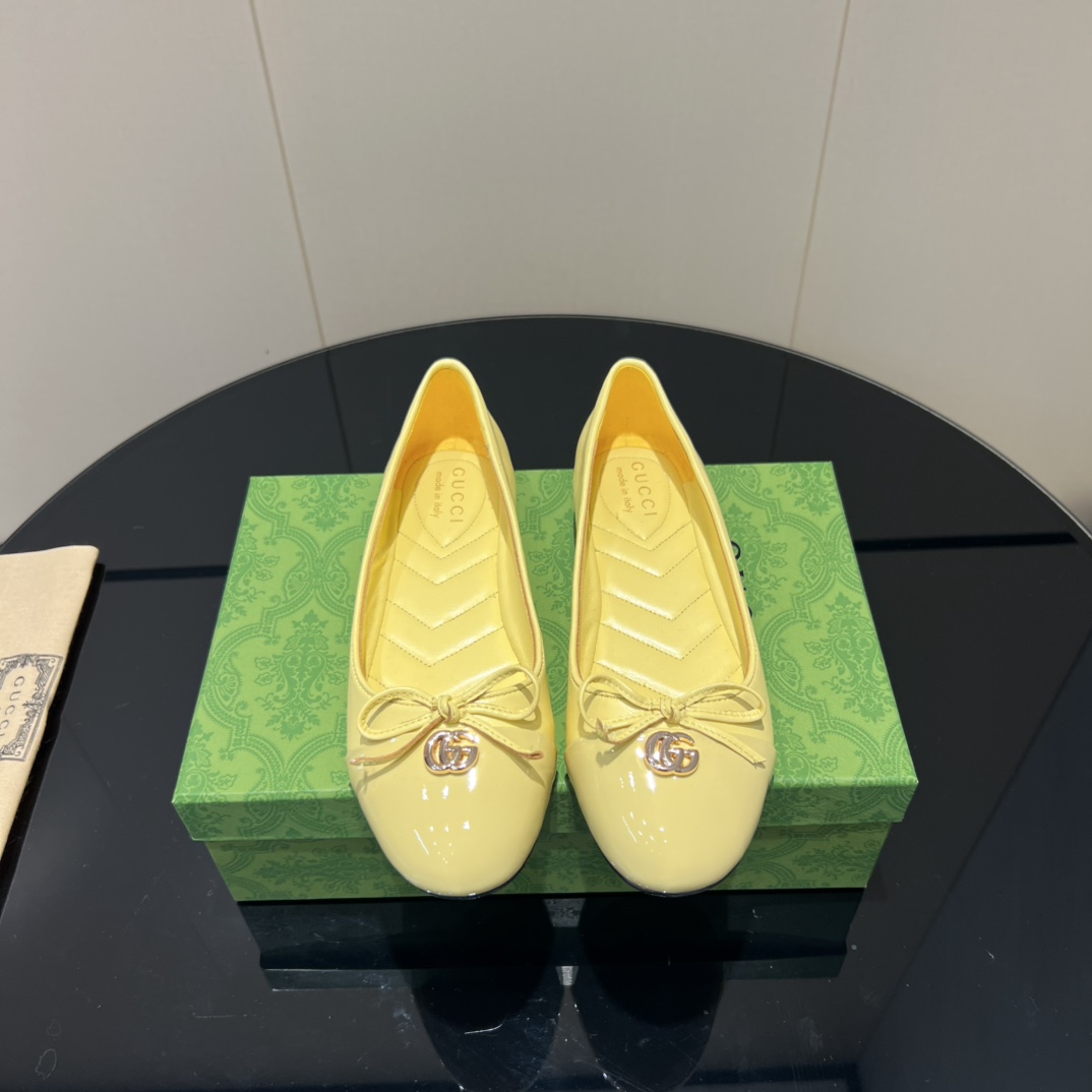 NO:512604,: 'Exclusive Top Version' G*ucci Gu*chi 2025vs Early Autumn Latest Shoe Series... [Round Head Bow Flat Sole Single Shoes] Original Single Quality Original European Style, the foot is perfectly worn with this shoe, elegant and elegant, crystal clear, no matter the material of various accessories, it is unique to home, and it must be made from the original version at zero distance. The entire series is full of exciting and unexpected elements, the quality of different materials, the texture of the skin and the material expression, and has a strong artistic atmosphere... Upper: Custom imported cowhide Inner: Custom imported sheepskin Footpad: Custom imported sheepskin Outsole: Imported Italian original color genuine leather outsole Heel height: Flat sole Packaging: Original full package Size: 35-39 (34.40.41.42 Customized without return)  Color: Official website synchronous update, single shoes, cowhide, sheepskin, Leather soles19860909:《独家顶级版本》 G*ucci古*驰2025vs早秋最新爆款单鞋系列……【圆头蝴蝶结平底单鞋】 原单品质 原汁原味的欧式风格,上脚非常完美穿搭上配此鞋,优雅大方,晶莹剔透,无论种各配件材质,都是家独一比一定制,必到做原版零距离,整系个列都充了满令兴人奋意和外的元结素合,不同材的质,肌的理面的料表现,具有极的浓艺术气息…… 鞋面:定制进口牛皮 内里:定制进口羊皮 垫脚:定制进口羊皮 大底:进口意大利原色真皮大底 跟高:平底 包装:原版全套包装 码数:35-39(34.40.41.42定制不退换) 颜色:官网同步更新,单鞋,cowhide,sheepskin,Leather soles,Women's Shoes