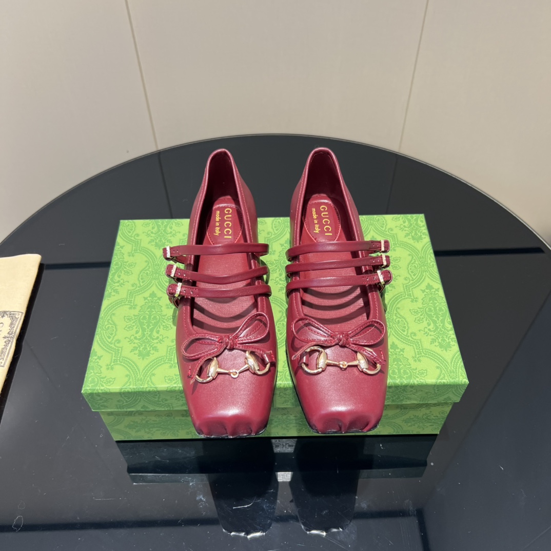 NO:512562,: 'Exclusive Top Version' G*ucci Gu*chi 2025vs Early Autumn Latest Shoe Series... [Square-toe bow flat shoes] Original single quality Original European style, the foot is perfectly worn with this shoe, elegant and elegant, crystal clear, no matter the material of various accessories, it is unique to the home, and must be made from the original version at zero distance. The entire series is full of exciting and unexpected elements, the quality of different materials, the texture of the skin and the material expression, with a strong artistic atmosphere... Upper: Custom imported cowhide Inner: Custom imported sheepskin Foot pad: Custom imported sheepskin Outsole: Imported Italian original color genuine leather outsole Heel height: Flat sole Packaging: Original full package Size: 35-39 (34.40.41.42 Customized without return)  Color: Official website synchronous update, single shoes, cowhide, sheepskin, Leather soles19860909:《独家顶级版本》 G*ucci古*驰2025vs早秋最新爆款单鞋系列……【方头蝴蝶结平底单鞋】 原单品质 原汁原味的欧式风格,上脚非常完美穿搭上配此鞋,优雅大方,晶莹剔透,无论种各配件材质,都是家独一比一定制,必到做原版零距离,整系个列都充了满令兴人奋意和外的元结素合,不同材的质,肌的理面的料表现,具有极的浓艺术气息…… 鞋面:定制进口牛皮 内里:定制进口羊皮 垫脚:定制进口羊皮 大底:进口意大利原色真皮大底 跟高:平底 包装:原版全套包装 码数:35-39(34.40.41.42定制不退换) 颜色:官网同步更新,单鞋,cowhide,sheepskin,Leather soles,Women's Shoes