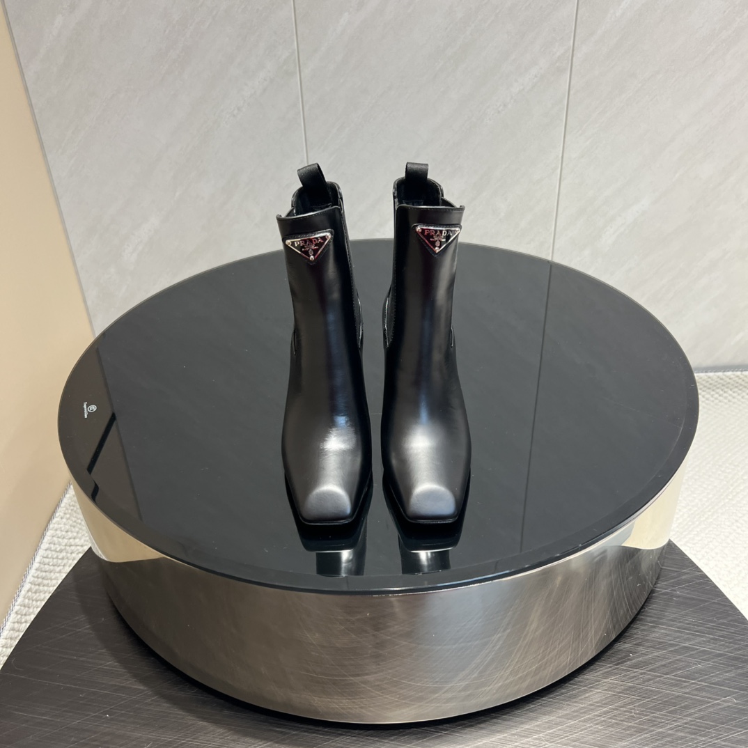 NO:512584,: 'Exclusive Top Version' PRAD*A Praxda vs. The latest hit series of autumn and winter... [Square-toe elastic triangle button short boots] PRADA early autumn catwalk internet celebrity same style 'Dream-making city never sleeping', Prada can be used on important occasions, the fresh style has a little noble feeling, the foot is perfectly worn with this shoe, elegant and generous, crystal clear, no matter the material of various accessories, it is exclusive and customized, and must be done at zero distance of the original. The entire series is full of exciting and unexpected elements combinations, different materials and texture fabrics, with a strong artistic atmosphere, allowing you to appreciate the ever-changing style of Prada girls... Upper: Original custom edge bead cowhide Inner: Original custom sheepskin foot pad: Original custom sheepskin Outsole: Original custom imported leather sole Heel height: 9cm  Number of codes: 35-39 (40 custom made without return or exchange) Packaging: original full set of packaging Color: official website synchronous update, boots, prada, prada, boots, cowhide, sheepskin19860909:《独家顶级版本》 PRAD*A普拉*达vs秋冬最新走秀爆款系列…… 【方头松紧三角扣短靴】 PRADA早秋T台走秀网红同款＂造梦不夜城＂,Prada能在重要场合上用得上了,小清新风带点贵气的感觉,上脚非常完美穿搭配上此鞋,优雅大方,晶莹剔透,无论各种配件材质,都是独家一比一定制,必做到原版零距离,整个系列都充满了令人兴奋和意外的元素结合,不同的材质,肌理的面料的表现,具有极浓的艺术气息,让你领略Prada女孩的百变风格…… 鞋面:原版定制开边珠牛皮 内里:原版定制羊皮 垫脚:原版定制羊皮 大底:原版定制进口真皮底 跟高:9cm 码数:35-39（40订做不退不换) 包装:原版全套包装 颜色:官网同步更新,靴子,prada,prada,boots,cowhide,sheepskin,Women's Shoes