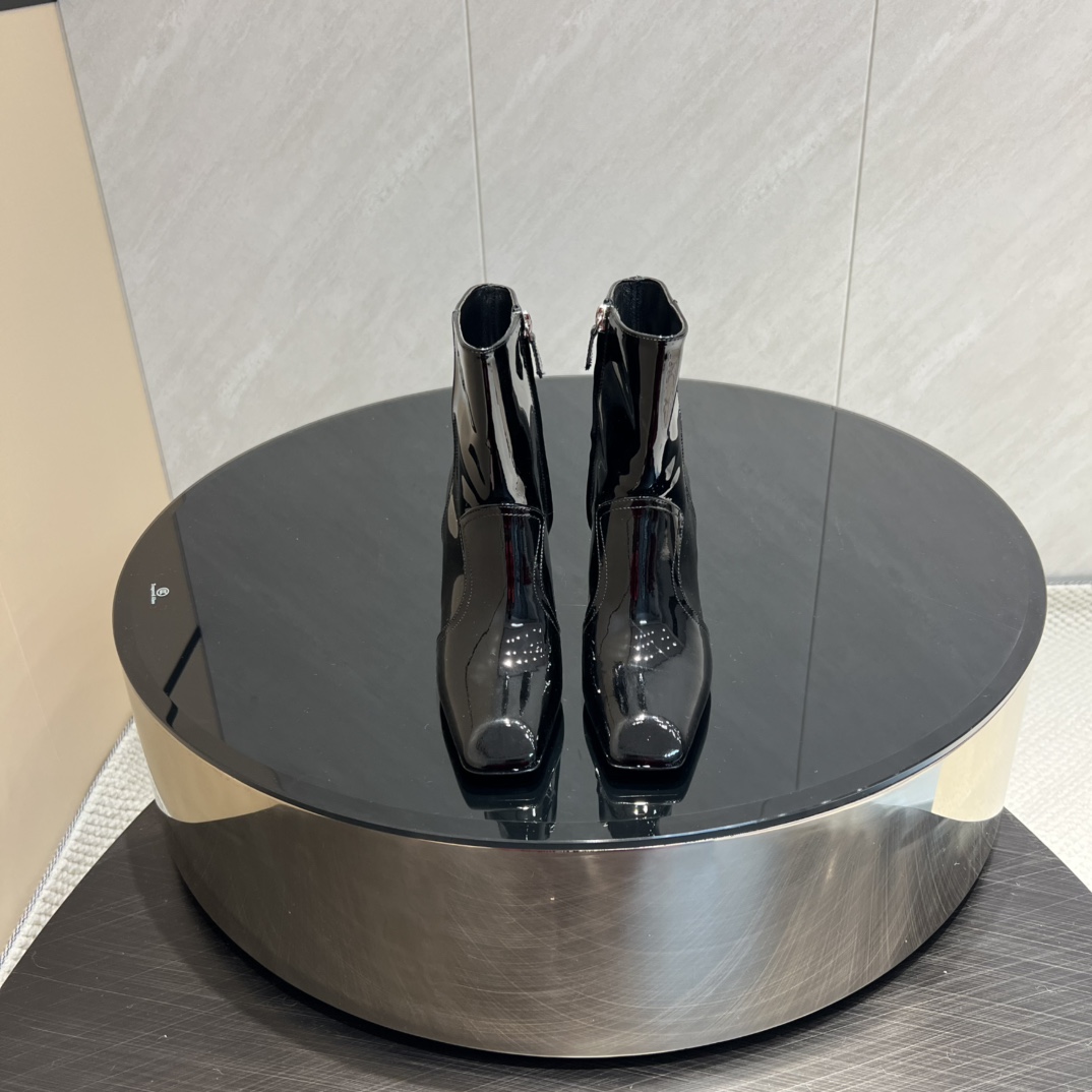 NO:512589,: 'Exclusive Top Version' PRAD*A Praxda vs. The latest hit series of autumn and winter... [Square-headed zipper boots] PRADA early autumn catwalk internet celebrity same style 'Dream-making city never sleeping', Prada can be used on important occasions, the fresh style has a little noble feeling, the foot is perfectly worn with this shoe, elegant and generous, crystal clear, no matter the material of various accessories, it is exclusive and customized, and must be done at zero distance of the original. The entire series is full of exciting and unexpected elements combinations, different materials and texture fabrics, with a strong artistic atmosphere, allowing you to appreciate the ever-changing style of Prada girls... Upper: Original custom ox patent leather Inner: Original custom sheepskin Foot pad: Original custom sheepskin Outsole: Original custom imported genuine leather sole Heel height: 9cm  Number of codes: 35-39 (40 custom made without return or exchange) Packaging: original full set of packaging Color: official website synchronous update, boots, prada, prada, boots, sheepskin19860909:《独家顶级版本》 PRAD*A普拉*达vs秋冬最新走秀爆款系列…… 【方头拉链短靴】 PRADA早秋T台走秀网红同款＂造梦不夜城＂,Prada能在重要场合上用得上了,小清新风带点贵气的感觉,上脚非常完美穿搭配上此鞋,优雅大方,晶莹剔透,无论各种配件材质,都是独家一比一定制,必做到原版零距离,整个系列都充满了令人兴奋和意外的元素结合,不同的材质,肌理的面料的表现,具有极浓的艺术气息,让你领略Prada女孩的百变风格…… 鞋面:原版定制牛漆皮 内里:原版定制羊皮 垫脚:原版定制羊皮 大底:原版定制进口真皮底 跟高:9cm 码数:35-39（40订做不退不换) 包装:原版全套包装 颜色:官网同步更新,靴子,prada,prada,boots,sheepskin,Women's Shoes