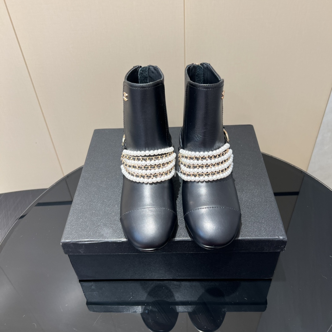 NO:491636,: 'Exclusive Top Version' CHANE* Xiaoxiang 25vs Autumn Counter Latest Fashion Boot Series... [Round Head Bead Chain Thick Heel Short Boots] Chanel Women loves simple and irresistible series. The matching shows a unique style of dressing, free mixing and matching, and shines in place and keeps the fashionable pace of Grandma Xiaoxiang!  !  !  The top-level craftsmanship is perfectly presented, and the counter can be compared regardless of any detail. The best top-level goods can enter and exit the counter at will!  !  Fabric: Original custom cowhide bead chain process Lining: Original custom sheepskin Fighting: Original custom sheepskin Outsole: Original custom leather outsole Heel height: 3cm Number of sizes: 35-39 (40.41 customization without return and exchange) Packaging: Original full package Color: Synchronous update of the official website, boots, chanel, chanel, boots, cowhide, sheepskin, Leather soles19860909:《独家顶级版本》 CHANE*小香25vs秋季专柜最新时装靴子系列……【圆头珠链粗跟短靴】 香奈儿女士钟爱简约又难以抗拒系 搭配展现与众不同的穿搭风格、自由混搭闪耀到位跟紧香奶奶时尚步伐！！！ 顶级工艺质感完美呈现,无论任何细节均可对比专柜,最好级别的顶级货,随意进出专柜！！ 面料:原版定制牛皮珠链工艺 内里:原版定制羊皮 垫脚:原版定制羊皮 大底:原版定制真皮大底 跟高:3cm 码数:35-39（40.41定制不退换） 包装:原版全套包装 颜色:官网同步更新,靴子,chanel,chanel,boots,cowhide,sheepskin,Leather soles,Women's Shoes