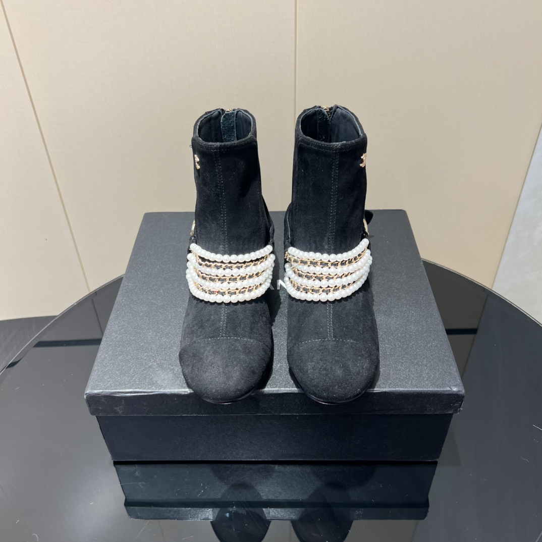 NO:491644,: 'Exclusive Top Version' CHANE* Xiaoxiang 25vs Autumn Counter Latest Fashion Boot Series... [Round Head Bead Chain Thick Heel Short Boots] Chanel Women loves simple and irresistible series. The matching shows a unique style of dressing, free mixing and matching, and shines in place and keeps the fashionable pace of Grandma Xiaoxiang!  !  !  The top-level craftsmanship is perfectly presented, and the counter can be compared regardless of any detail. The best top-level goods can enter and exit the counter at will!  !  Fabric: Original custom cashmere bead chain process Lining: Original custom sheepskin Finger pad: Original custom sheepskin Outsole: Original custom leather outsole Heel height: 3cm Number of sizes: 35-39 (40.41 customization without return and exchange) Packaging: Original full package Color: Synchronous update of the official website, boots, chanel, chanel, boots, sheepskin, Leather soles19860909:《独家顶级版本》 CHANE*小香25vs秋季专柜最新时装靴子系列……【圆头珠链粗跟短靴】 香奈儿女士钟爱简约又难以抗拒系 搭配展现与众不同的穿搭风格、自由混搭闪耀到位跟紧香奶奶时尚步伐！！！ 顶级工艺质感完美呈现,无论任何细节均可对比专柜,最好级别的顶级货,随意进出专柜！！ 面料:原版定制羊绒珠链工艺 内里:原版定制羊皮 垫脚:原版定制羊皮 大底:原版定制真皮大底 跟高:3cm 码数:35-39（40.41定制不退换） 包装:原版全套包装 颜色:官网同步更新,靴子,chanel,chanel,boots,sheepskin,Leather soles,Women's Shoes