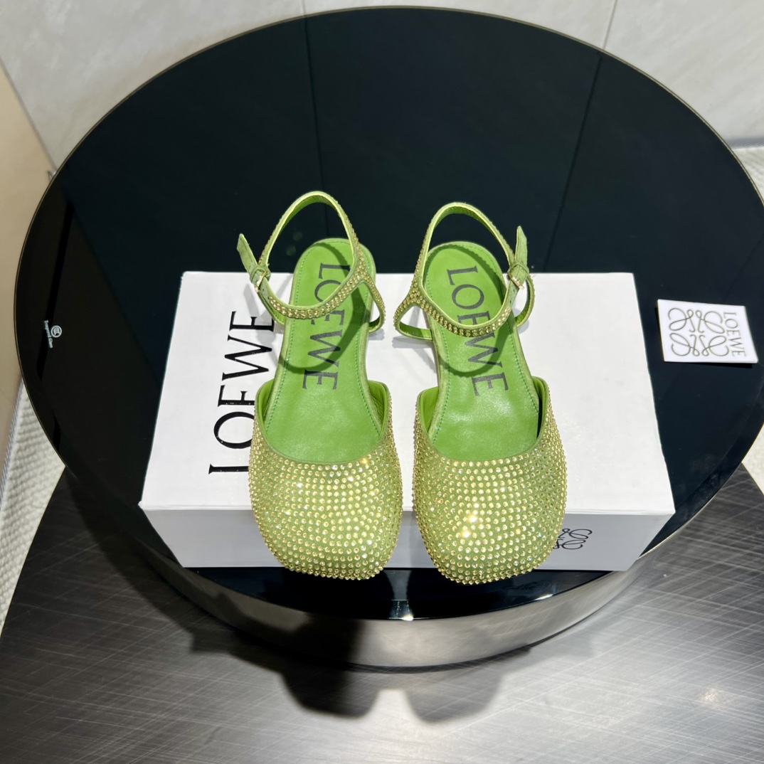 NO:491453,: 'Exclusive Top Version' L*OEWE Luo* Yiwei 25vs Autumn latest king-shot single shoe series... [Round toe hot diamond after short single shoe] Yang Mi's simple square toe wrinkle craft single shoe without any complicated decoration, pure and minimalist, comfortable and retro literary temperament, worth buying. No matter how fashion changes, loafers have always been one of our must-haves. The simple and scheming shoe design is very suitable for daily outfits with a British tone!  Fabric: Original custom cashmere ironing process Living: Original custom sheepskin Finger pads: Original custom cowhide Outsole: Original custom leather outsole Size: 35-39 (34.40.41.42.43 Customized) Packaging: Original full set of packaging Color: Synchronous update of official website, sandals, loafers, sandals, cowhide, sheepskin, Leather soles19860909:《独家顶级版本》 L*OEWE罗*意威25vs秋季最新王炸爆款单鞋系列……【圆头烫钻后空单鞋】 杨幂同款简约方圆头折皱工艺单鞋 没有任何繁杂装饰,纯粹极简,舒服又不失复古文艺气质,值得入手 无论时尚怎么变,乐福鞋一直是咱们的必入款之一 简约而又有心机的鞋款设计,非常适合日常穿搭有点英伦风的调性！ 面料:原版定制羊绒烫钻工艺 内里:原版定制羊皮 垫脚:原版定制牛皮 大底:原版定制真皮大底 码数:35-39（34.40.41.42.43定制） 包装:原版全套包装 颜色:官网同步更新,凉鞋,loafers,sandals,cowhide,sheepskin,Leather soles,Women's Shoes