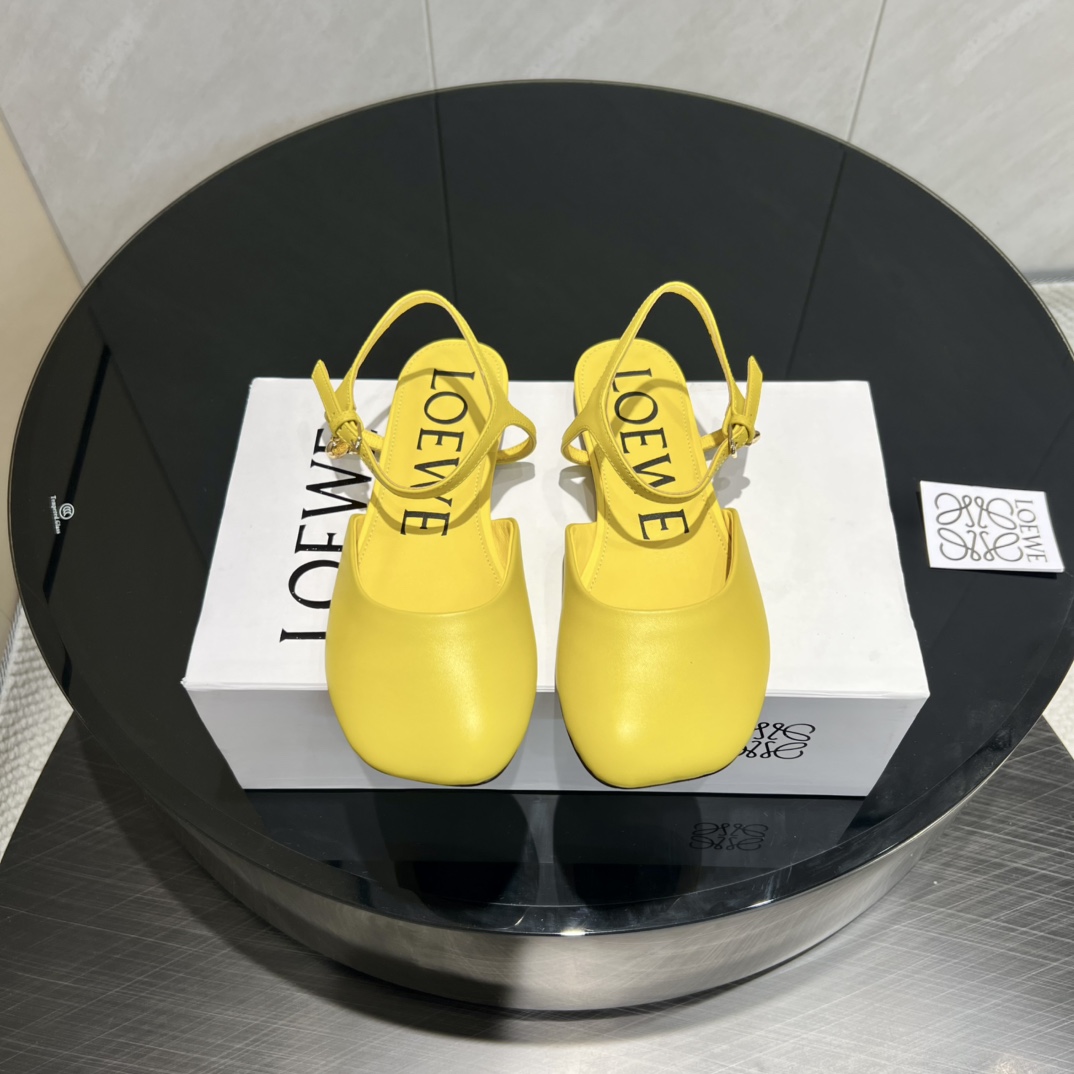 NO:491459,: 'Exclusive Top Version' L*OEWE Luo* Yiwei 25vs Autumn latest king-shot single shoe series... [Round toe behind empty single shoe] Yang Mi's simple square toe wrinkle craft single shoe without any complicated decoration, pure and minimalist, comfortable and retro literary temperament, worth buying. No matter how fashion changes, loafers have always been one of our must-haves. The simple and scheming shoe design is very suitable for daily outfits with a British tone!  Fabric: Original custom sheepskin Inner: Original custom sheepskin Fighting: Original custom cowhide Outsole: Original custom leather outsole Size: 35-39 (34.40.41.42.43 Customized) Packaging: Original full set of packaging Color: Synchronous update of official website, sandals, loafers, sandals, cowhide, sheepskin, Leather soles19860909:《独家顶级版本》 L*OEWE罗*意威25vs秋季最新王炸爆款单鞋系列……【圆头后空单鞋】 杨幂同款简约方圆头折皱工艺单鞋 没有任何繁杂装饰,纯粹极简,舒服又不失复古文艺气质,值得入手 无论时尚怎么变,乐福鞋一直是咱们的必入款之一 简约而又有心机的鞋款设计,非常适合日常穿搭有点英伦风的调性！ 面料:原版定制羊皮 内里:原版定制羊皮 垫脚:原版定制牛皮 大底:原版定制真皮大底 码数:35-39（34.40.41.42.43定制） 包装:原版全套包装 颜色:官网同步更新,凉鞋,loafers,sandals,cowhide,sheepskin,Leather soles,Women's Shoes