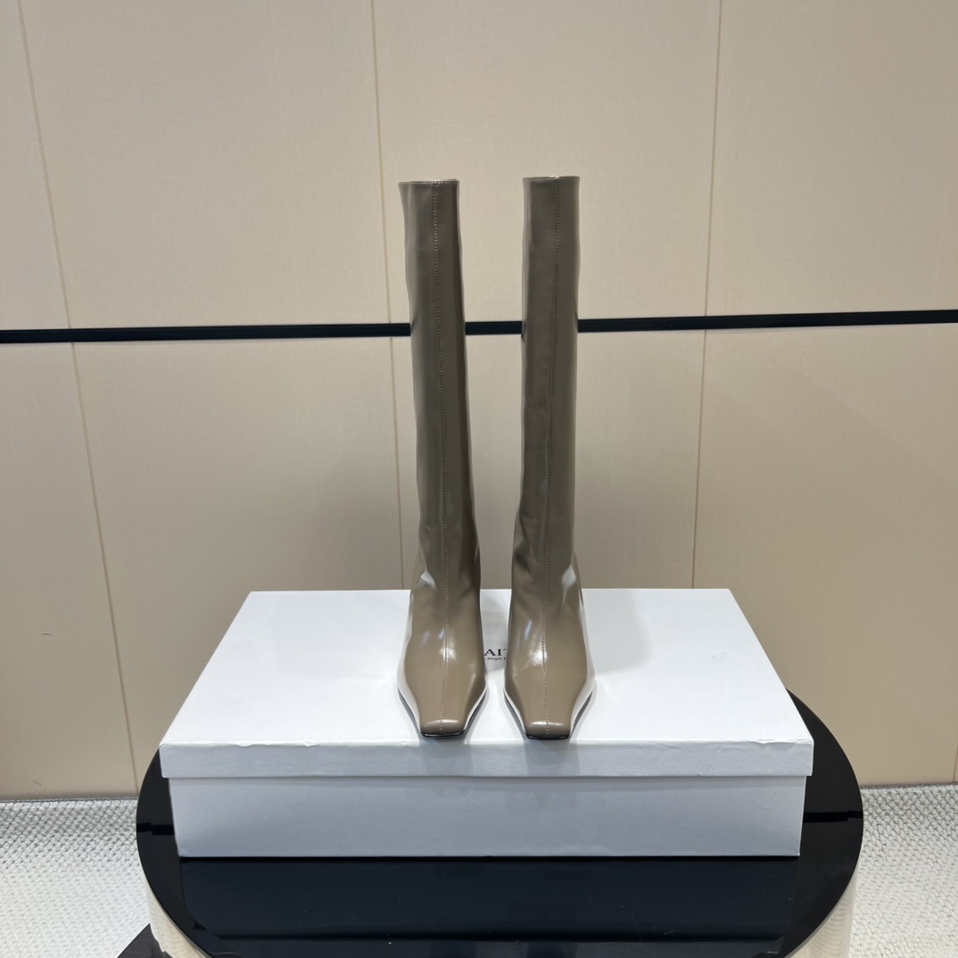 NO:512542,: 'Exclusive Top Version' Khaite niche trendy brand 25vs latest fashion hit series... [Square-headed high boots] The original version is one to one to create comfort and wrapping. It is full of personality and easy to control various styles of clothes... Fabric: Original custom cowhide Inner: Original custom sheepskin Foot pad: Original custom sheepskin Outsole: Italian imported genuine leather outsole Heel height: 6.5cm Packaging: Original full packaging Number of codes: 35-39 (40.41. Customized without return) Color official website is updated simultaneously, boots, boots, cowhide, sheepskin, Leather soles19860909: 《独家顶级版本》 Khaite小众潮牌25vs最新时装爆款系列……【方头一脚蹬高靴】 原版一比一打造舒适度、包裹性都比较好.个性十足,很好驾驭各种风格衣服搭配…… 面料:原版定制牛皮 内里:原版定制羊皮 垫脚:原版定制羊皮 大底:意大利进口真皮大底 跟高:6.5cm 包装:原版全套包装 码数:35-39（40.41.定制不退换） 颜色官网同步更新,靴子,boots,cowhide,sheepskin,Leather soles,Women's Shoes