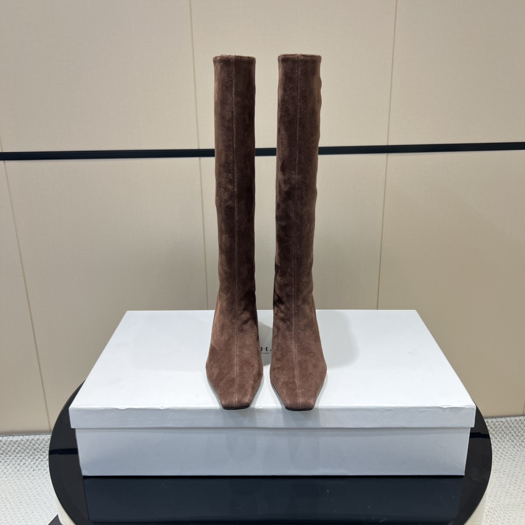NO:512546,: 'Exclusive Top Version' Khaite niche trendy brand 25vs latest fashion hit series... [Square-headed high boots] The original version is one to one to create comfort and wrapping. It is full of personality and easy to control various styles of clothes... Fabric: Original custom cashmere Inner: Original custom sheepskin Foot pad: Original custom sheepskin Outsole: Italian imported leather broadsole Heel height: 6.5cm Packaging: Original full packaging Number of sizes: 35-39 (40.41. Customized without return) Color official website is updated simultaneously, boots, boots, sheepskin, Leather soles19860909: 《独家顶级版本》 Khaite小众潮牌25vs最新时装爆款系列……【方头一脚蹬高靴】 原版一比一打造舒适度、包裹性都比较好.个性十足,很好驾驭各种风格衣服搭配…… 面料:原版定制羊绒 内里:原版定制羊皮 垫脚:原版定制羊皮 大底:意大利进口真皮大底 跟高:6.5cm 包装:原版全套包装 码数:35-39（40.41.定制不退换） 颜色官网同步更新,靴子,boots,sheepskin,Leather soles,Women's Shoes