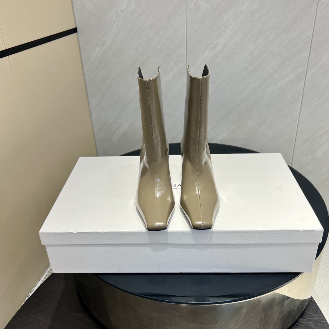 NO:512551,: 'Exclusive Top Version' Khaite niche trendy brand 25vs latest fashion hit series... [Square-headed short boots] The original version is one to one to create comfort and wrapping. It is full of personality and easy to control various styles of clothes... Fabric: Original custom cowhide Inner: Original custom sheepskin Foot pad: Original custom sheepskin Outsole: Italian imported genuine leather outsole Heel height: 6.5cm Packaging: Original full packaging Number of codes: 35-39 (40.41. Customized without return) Color official website is updated simultaneously, boots, boots, cowhide, sheepskin, Leather soles19860909: 《独家顶级版本》 Khaite小众潮牌25vs最新时装爆款系列……【方头一脚蹬短靴】 原版一比一打造舒适度、包裹性都比较好.个性十足,很好驾驭各种风格衣服搭配…… 面料:原版定制牛皮 内里:原版定制羊皮 垫脚:原版定制羊皮 大底:意大利进口真皮大底 跟高:6.5cm 包装:原版全套包装 码数:35-39（40.41.定制不退换） 颜色官网同步更新,靴子,boots,cowhide,sheepskin,Leather soles,Women's Shoes