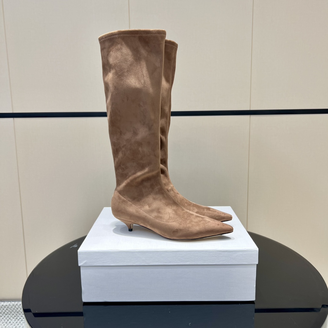 NO:512534,: 'Exclusive Top Version' THE ROW niche trendy brand 25vs autumn new elastic boot series... [Pointed toe elastic high boots] The original version creates comfort and wrapping quality one to one. It is full of personality and easy to control various styles of clothes matching... Fabric: Original custom elastic velvet Inner: Original custom sheepskin Foot pad: Original custom sheepskin Outsole: Original custom leather outsole Heel height: 3cm Packaging: Original full packaging Number of codes: 35-39 (40 codes customized without return and exchange) Color official website synchronous update, boots, boots, sheepskin, Leather soles19860909: 《独家顶级版本》 THE ROW小众潮牌25vs秋季新款弹力靴系列……【尖头弹力高靴】 原版一比一打造舒适度、包裹性都比较好.个性十足,很好驾驭各种风格衣服搭配…… 面料:原版定制弹力绒 内里:原版定制羊皮 垫脚:原版定制羊皮 大底:原版定制真皮大底 跟高:3cm 包装:原版全套包装 码数:35-39（40码定制不退换） 颜色官网同步更新,靴子,boots,sheepskin,Leather soles,Women's Shoes