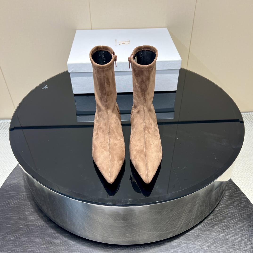 NO:512538,: 'Exclusive Top Version' THE ROW niche trendy brand 25vs autumn new elastic boot series... [Pointed toe elastic short boots] The original version is one to one to create comfort and wrapping. It is full of personality and easy to control various styles of clothes matching... Fabric: Original custom elastic velvet Inner: Original custom sheepskin Foot pad: Original custom sheepskin Outsole: Original custom leather outsole Heel height: 3cm Packaging: Original full packaging Number of sizes: 35-39 (40 codes customized without return and exchange) Color official website synchronous update, boots, boots, sheepskin, Leather soles19860909: 《独家顶级版本》 THE ROW小众潮牌25vs秋季新款弹力靴系列……【尖头弹力短靴】 原版一比一打造舒适度、包裹性都比较好.个性十足,很好驾驭各种风格衣服搭配…… 面料:原版定制弹力绒 内里:原版定制羊皮 垫脚:原版定制羊皮 大底:原版定制真皮大底 跟高:3cm 包装:原版全套包装 码数:35-39（40码定制不退换） 颜色官网同步更新,靴子,boots,sheepskin,Leather soles,Women's Shoes