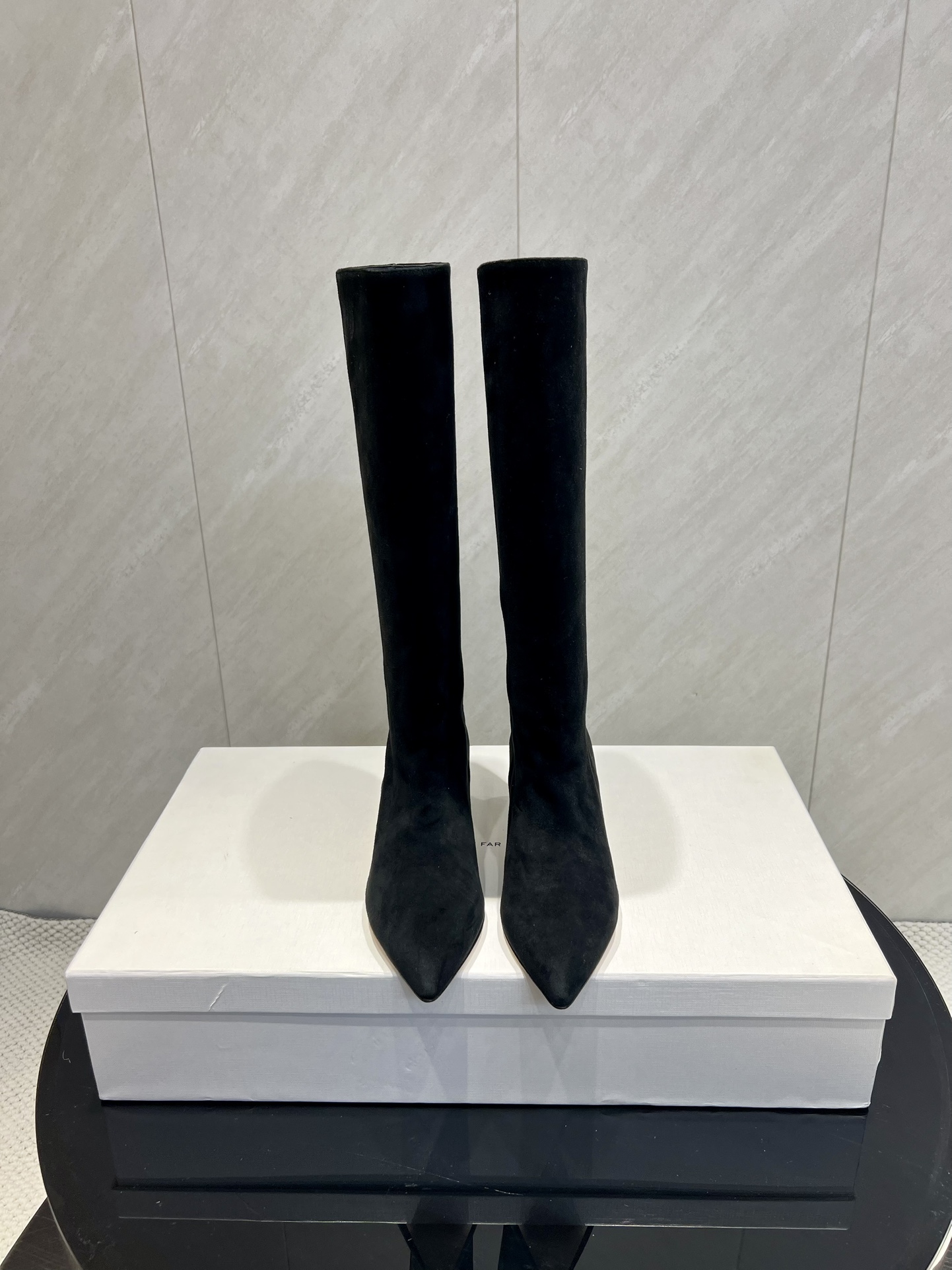 NO:559668,: 'Exclusive top version' By Fa*r 2025vs new autumn fashion boots series... [Pointed toe high boots] The pointed toe design has also been particularly popular in recent years.  , Sheepskin lining, oiled cowhide craftsmanship, visually elongates your legs, goes well with jeans, sweaters, etc. The overall look is very high-quality and very durable, but the wide boot design at the bottom of the knee boots is also more compatible, and can be worn by girls who are leaner and fatter. It perfectly modifies the leg shape, the shape of the heel and the design of the entire boot itself. It will also have a strong personal style when worn. Wearing it will make you feel that you are the kind of cool person who knows how to dress well... Fabric: Original custom cashmere  Lining: Original customized sheepskin Foot: Original customized sheepskin Outsole: Original customized Italian genuine leather sole Heel height: 6.5cm Packaging: Original full set of packaging   Size: 35-39 (40.41. Customization is non-refundable) Color: Official website updates simultaneously, boots, boots, jeans, sweaters, cowhide, sheepskin19860909:《独家顶级版本》 By Fa*r 2025vs秋季新款时装靴系列…【尖头一脚蹬高靴】 这几年也是特别火的尖头设计 ,羊皮内里,油牛皮工艺,视觉上拉长你的腿型,穿牛仔裤毛衣什么的都很搭,整体看起来就很质感高级也很耐穿,不过膝靴下面收上面宽的靴筒设计也是兼容性更高,瘦一点肉一点的女孩们都能穿,完美的修饰腿型,跟的造型和整个靴子本身的设计,穿搭起来也会个人风格很强烈,穿上它就会觉得你是那种很会穿搭的酷飒…… 面料:原版定制羊绒 内里:原版定制羊皮 垫脚:原版定制羊皮 大底:原版定制意大利真皮底 跟高:6.5cm 包装:原版全套包装 码数:35-39（40.41.定制不退换） 颜色:官网同步更新,靴子,boots,jeans,sweaters,cowhide,sheepskin,Women's Shoes