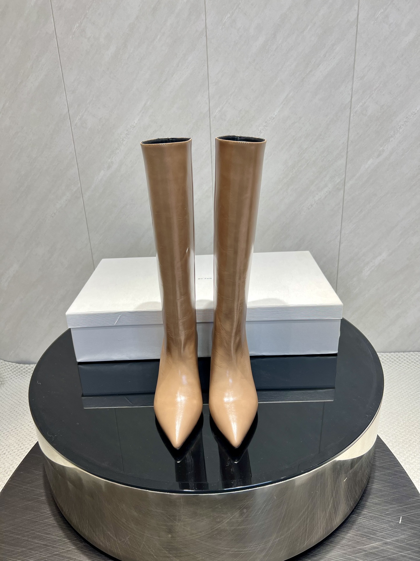 NO:559670,: 'Exclusive top version' By Fa*r 2025vs new autumn fashion boots series... [Pointed toe high boots] The pointed toe design has also been particularly popular in recent years.  , Sheepskin lining, oiled cowhide craftsmanship, visually elongates your legs, goes well with jeans, sweaters, etc. The overall look is very high-end and very durable, but the wide boot design at the bottom of the knee boots is also more compatible, and can be worn by girls who are leaner and fatter. It perfectly modifies the leg shape, the shape of the heel and the design of the entire boot itself, and it will also have a strong personal style when worn. Wearing it will make you feel like a cool and cool person who knows how to dress well... Fabric: Original custom cowhide  Lining: Original customized sheepskin Foot: Original customized sheepskin Outsole: Original customized Italian genuine leather sole Heel height: 6.5cm Packaging: Original full set of packaging   Size: 35-39 (40.41. Customization is non-refundable) Color: Official website updates simultaneously, boots, boots, jeans, sweaters, cowhide, sheepskin19860909:《独家顶级版本》 By Fa*r 2025vs秋季新款时装靴系列…【尖头一脚蹬高靴】 这几年也是特别火的尖头设计 ,羊皮内里,油牛皮工艺,视觉上拉长你的腿型,穿牛仔裤毛衣什么的都很搭,整体看起来就很质感高级也很耐穿,不过膝靴下面收上面宽的靴筒设计也是兼容性更高,瘦一点肉一点的女孩们都能穿,完美的修饰腿型,跟的造型和整个靴子本身的设计,穿搭起来也会个人风格很强烈,穿上它就会觉得你是那种很会穿搭的酷飒…… 面料:原版定制牛皮 内里:原版定制羊皮 垫脚:原版定制羊皮 大底:原版定制意大利真皮底 跟高:6.5cm 包装:原版全套包装 码数:35-39（40.41.定制不退换） 颜色:官网同步更新,靴子,boots,jeans,sweaters,cowhide,sheepskin,Women's Shoes